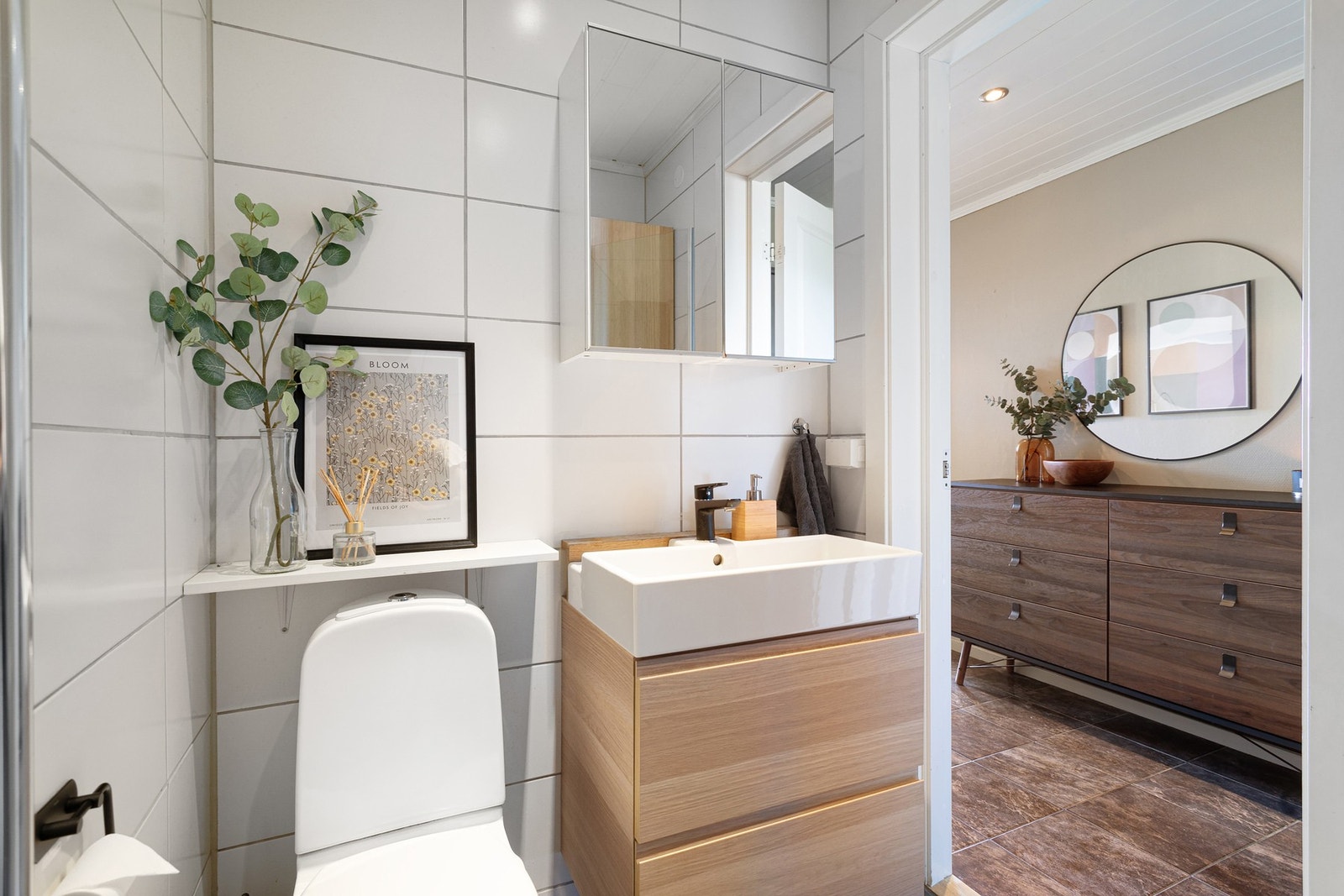 Badet er fra 2014 og har delvis nyere baderommsinnredning fra 2022. Galleribilde