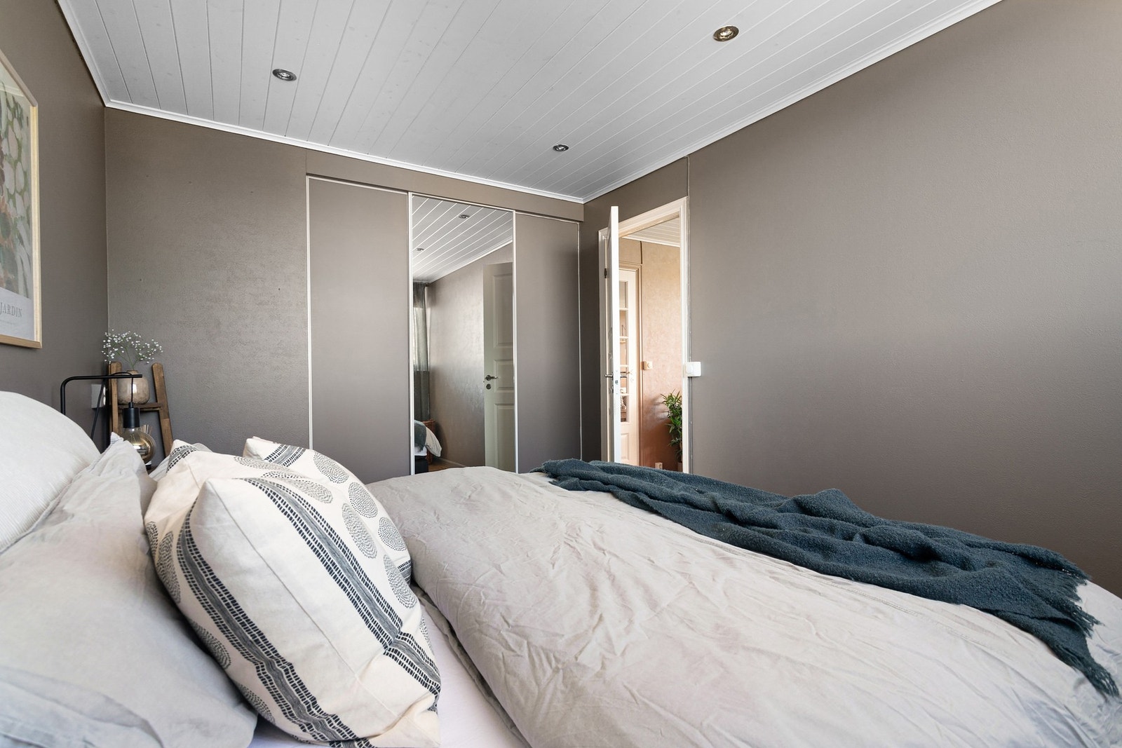 Plassbygd skyvedørsgarderobe som medfølger i handelen. Galleribilde