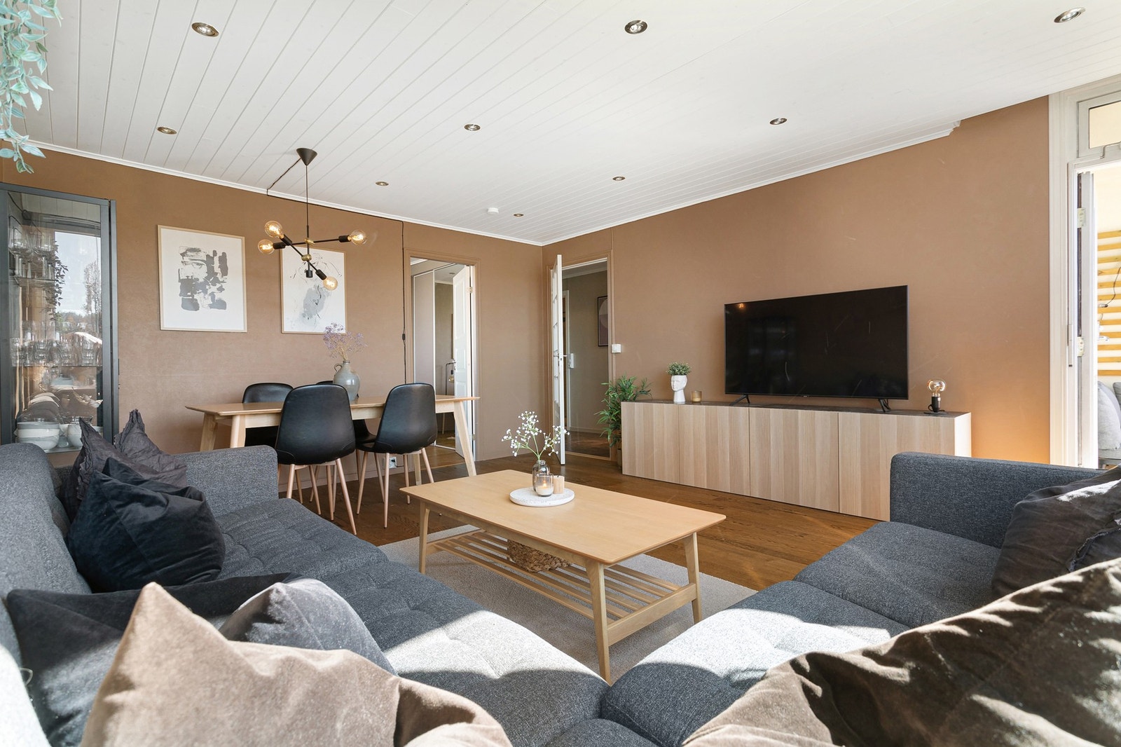 Saupstad er et meget populært boligområde som kun ligger ca. 15 minutter kjøring fra Trondheim sentrum Leiligheten ligger i et rolig og etablert boligområde på Saupstad. Galleribilde