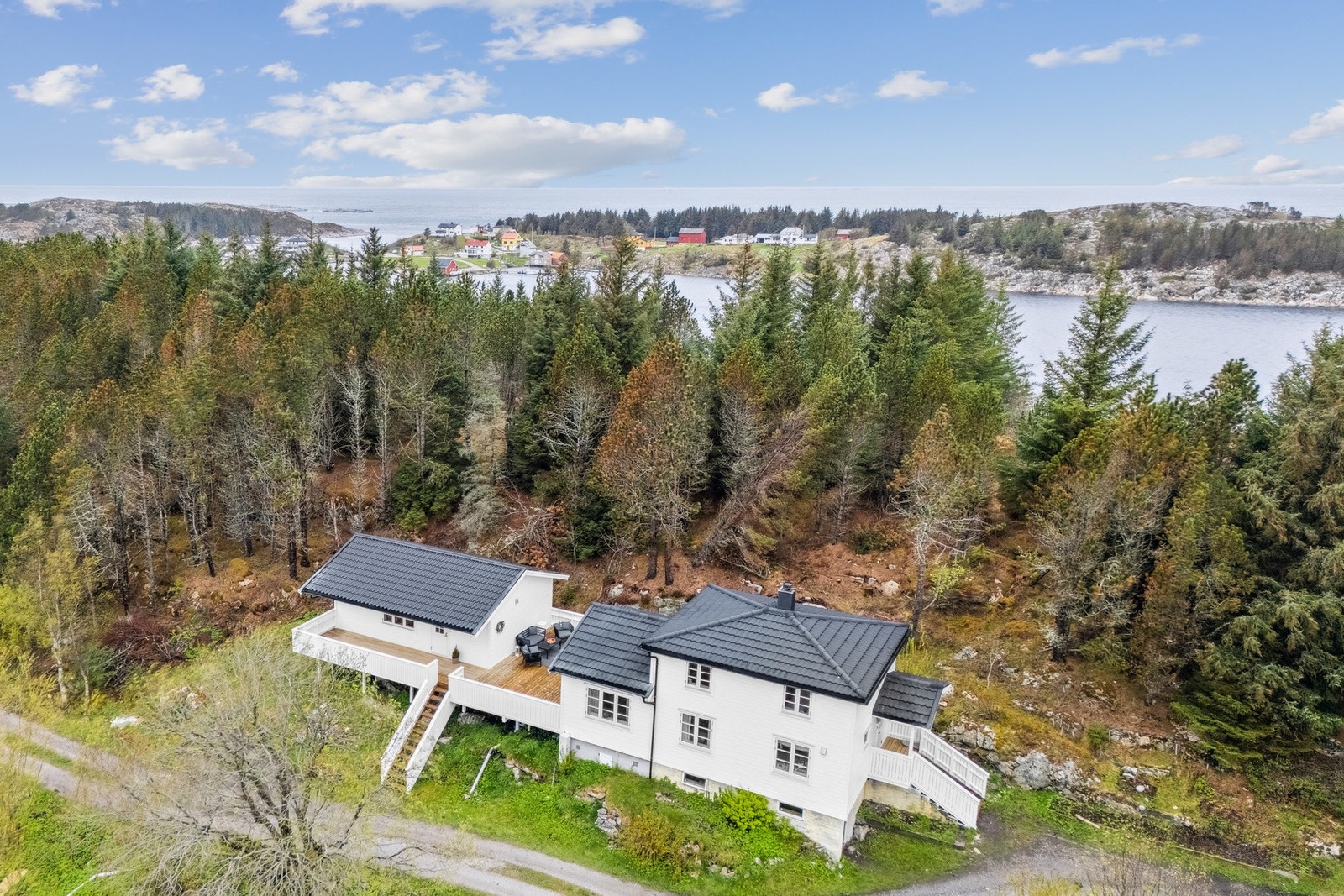 Boligen ligger fint til med kort vei til sjøen, og ca 3,5 km fra Nordskag Galleribilde