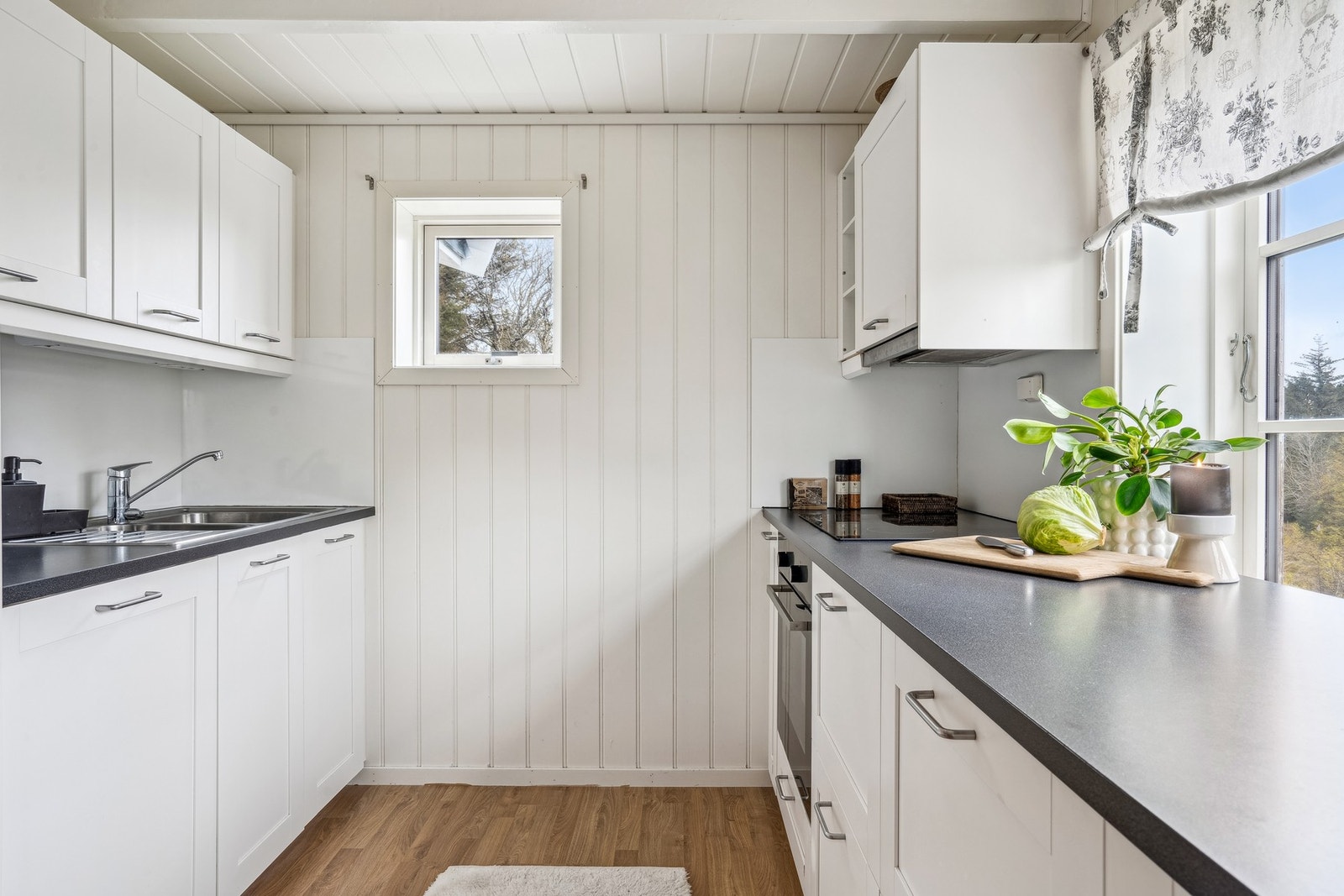 Kjøkkenet har integrerte hvitevarer og rikelig med skap- og benkeplass Galleribilde