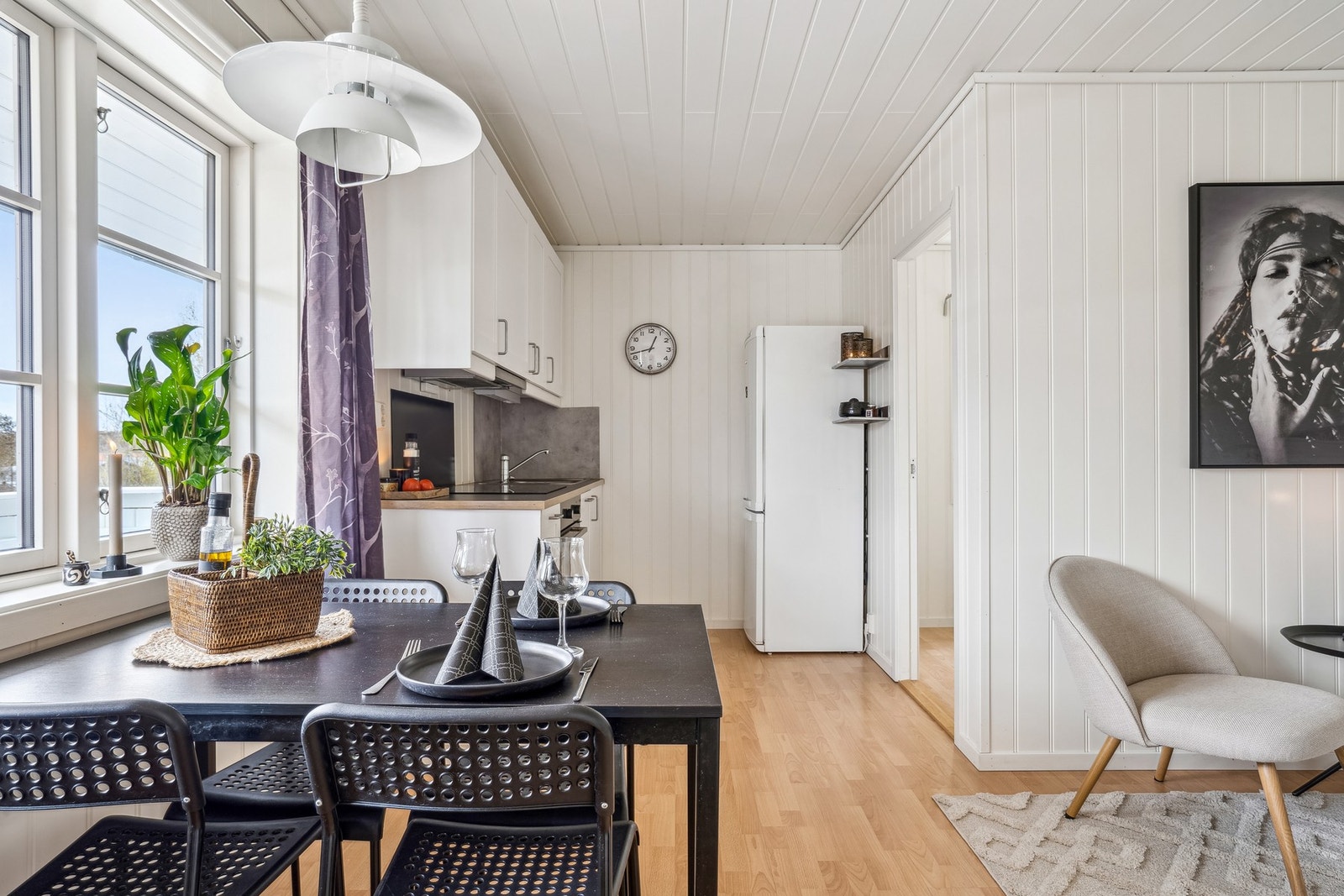 Stue i anneks - Vi gjør oppmerksom på at bygget er godkjent som uthus, og at endringen er søknadspliktig. Kjøper overtar ansvar, risiko og konsekvens knyttet til dette Galleribilde