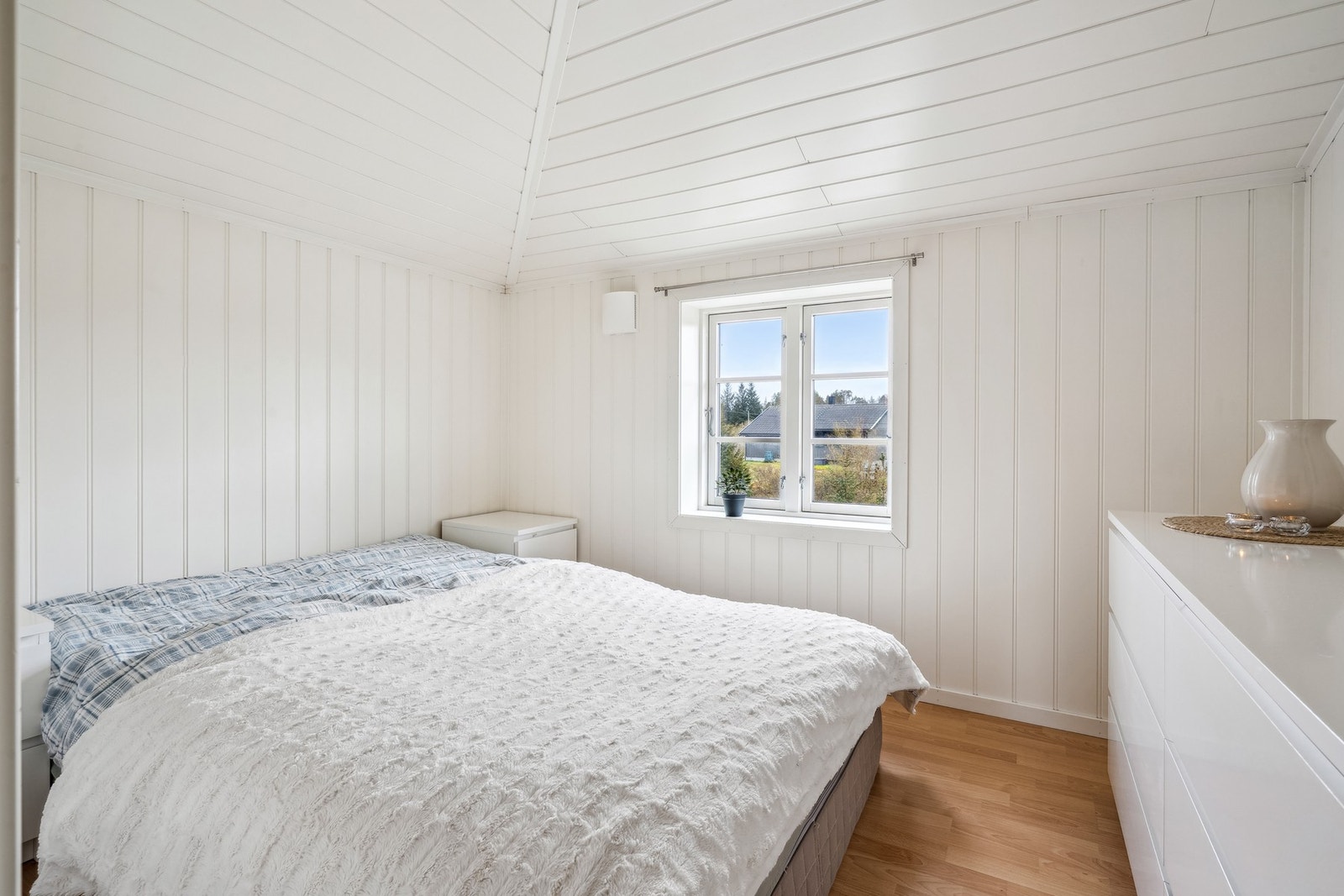 I 2. etasje finner man tre lyse og luftige soverom Galleribilde