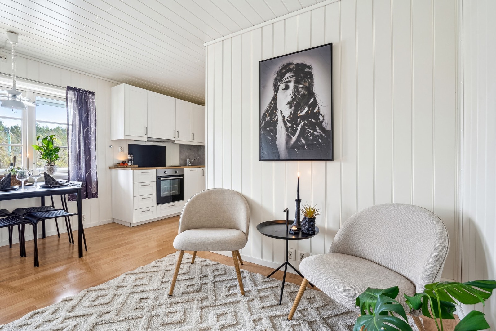 Stue i anneks - Vi gjør oppmerksom på at bygget er godkjent som uthus, og at endringen er søknadspliktig. Kjøper overtar ansvar, risiko og konsekvens knyttet til dette Galleribilde