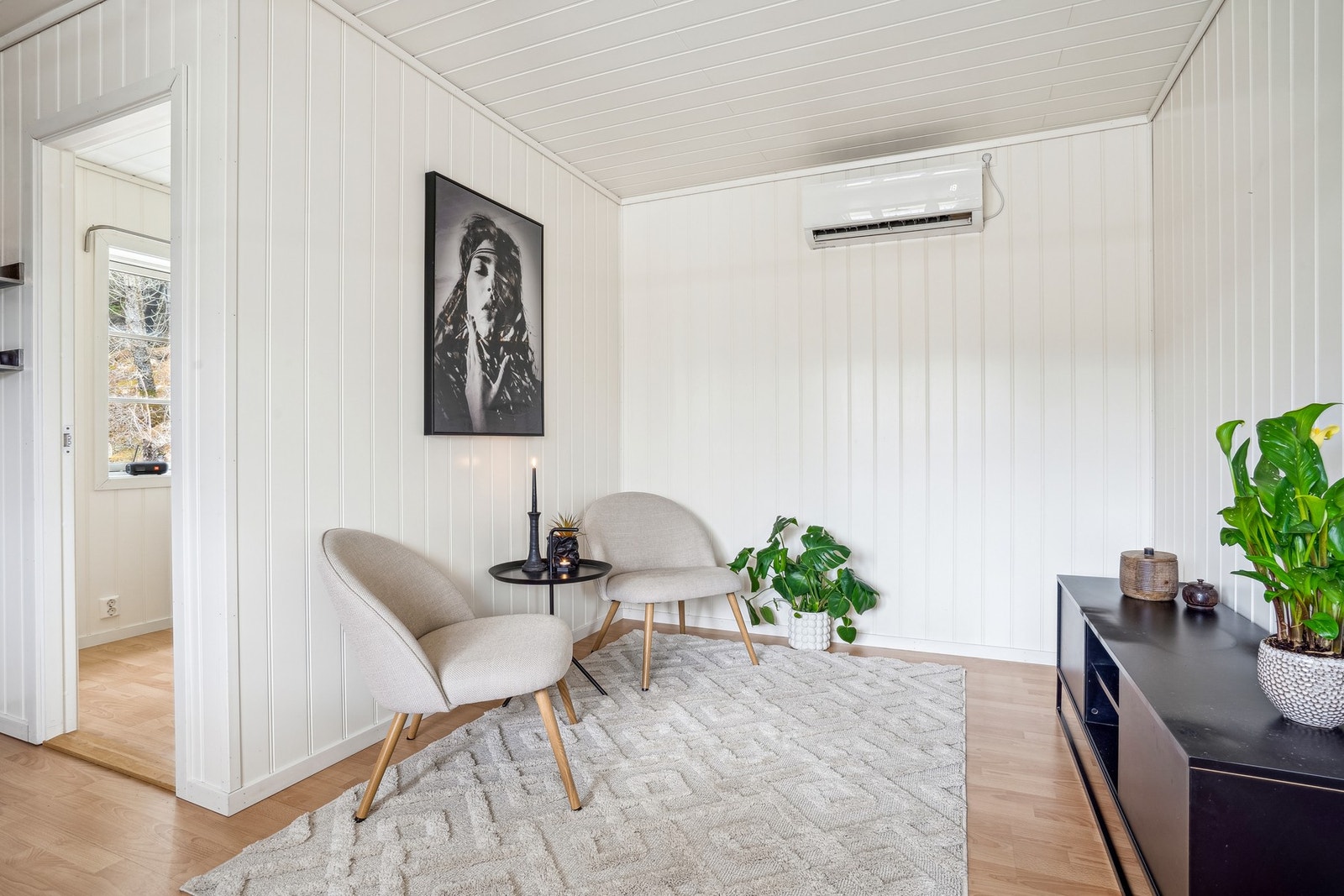 Stue i anneks - Vi gjør oppmerksom på at bygget er godkjent som uthus, og at endringen er søknadspliktig. Kjøper overtar ansvar, risiko og konsekvens knyttet til dette Galleribilde