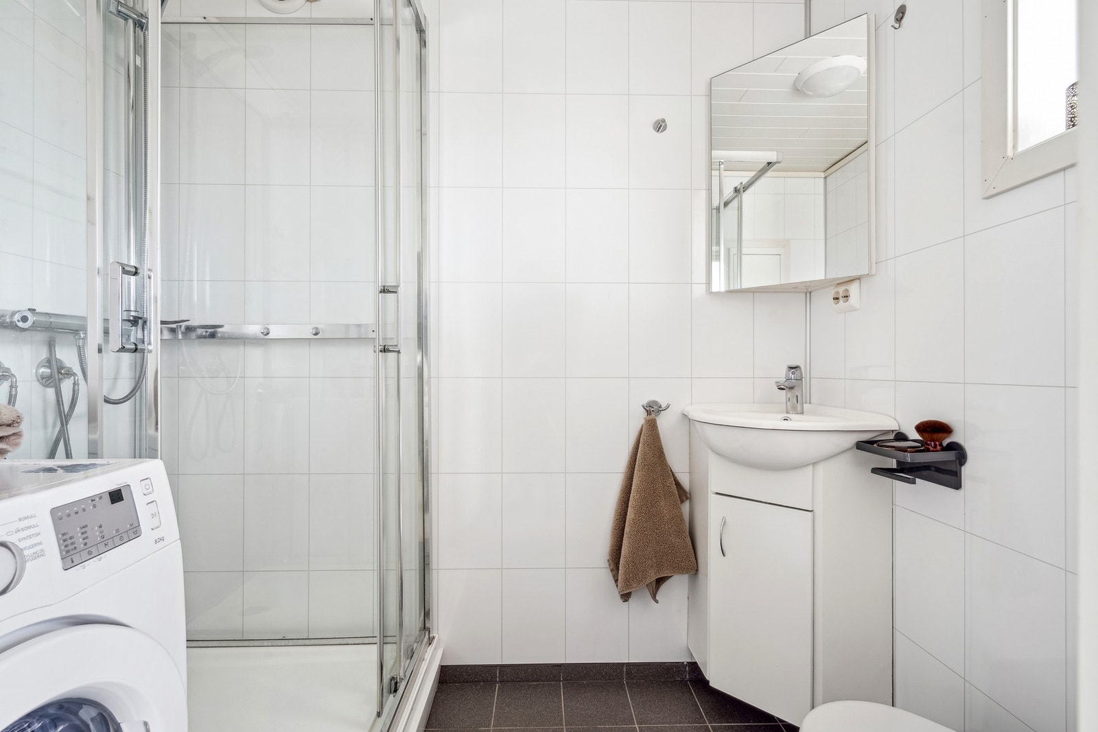 Bad i anneks - Vi gjør oppmerksom på at bygget er godkjent som uthus, og at endringen er søknadspliktig. Kjøper overtar ansvar, risiko og konsekvens knyttet til dette Galleribilde