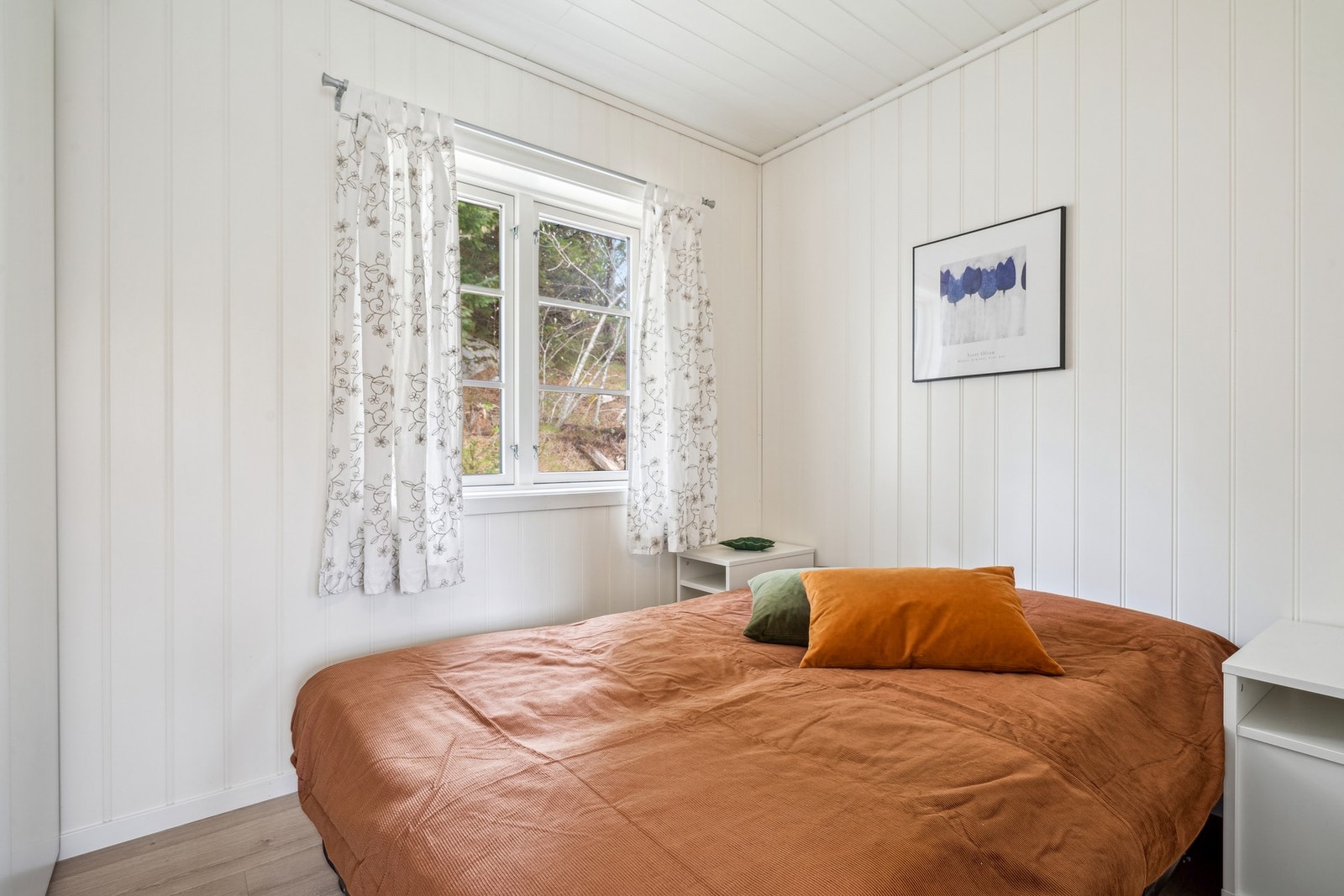 Soverom i anneks - Vi gjør oppmerksom på at bygget er godkjent som uthus, og at endringen er søknadspliktig. Kjøper overtar ansvar, risiko og konsekvens knyttet til dette Galleribilde