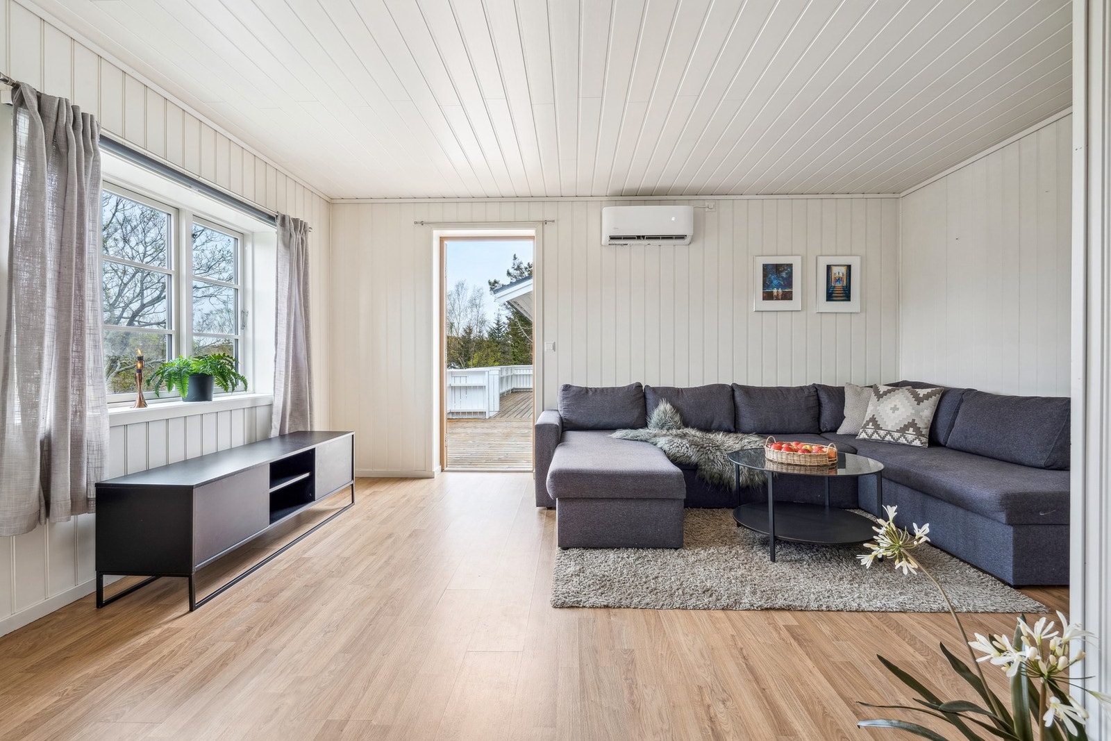 Lys og koselig stue med utgang til romslig terrasse Galleribilde