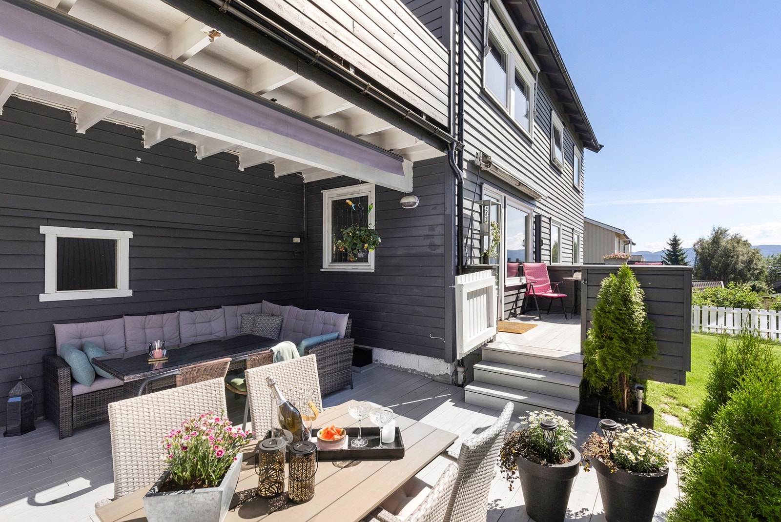 Fine uteområder på baksiden av boligen. (bilde er tatt fra tidligere salg) Galleribilde