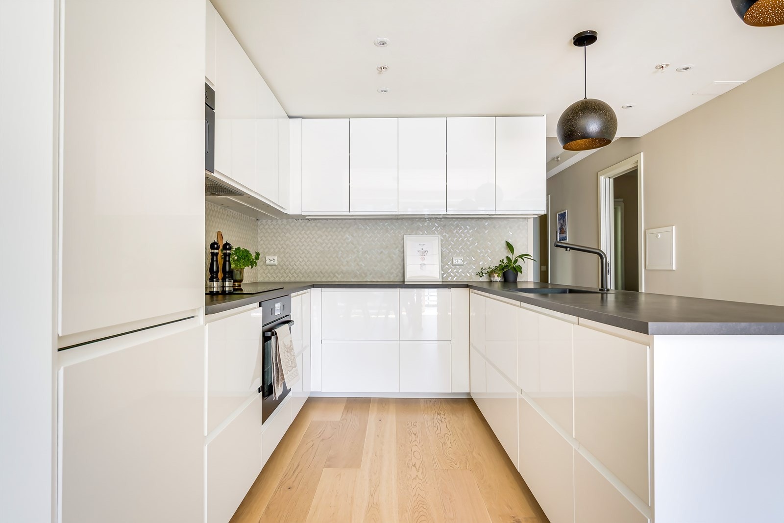 Meget innholdsrikt kjøkken med god skap- og benkeplass Galleribilde