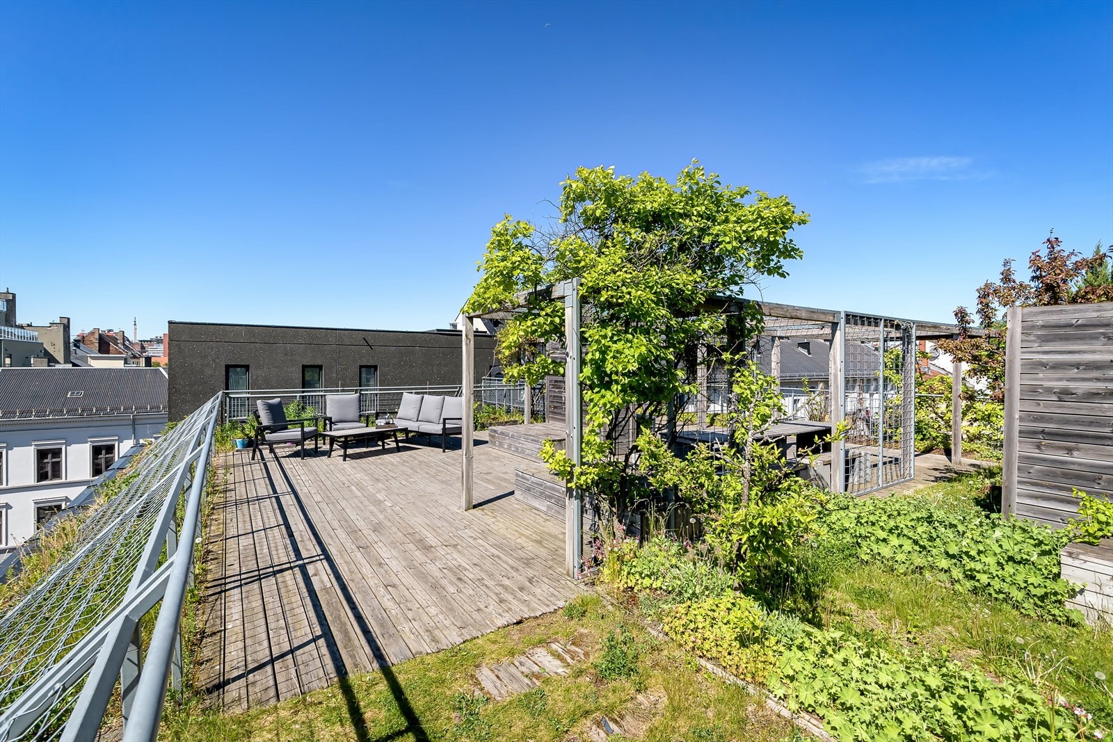 Takterrassen er delt opp i flere ulike soner og sittegrupper Galleribilde