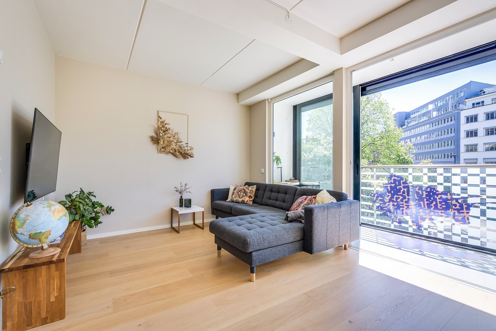 Boligen har delikate fargevalg, god takhøyde og store vindusflater. Galleribilde