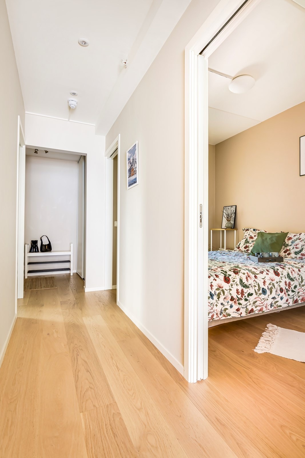 Soverommene er plassert i andre enden av leiligheten og vender ut mot rolig bakgård Galleribilde