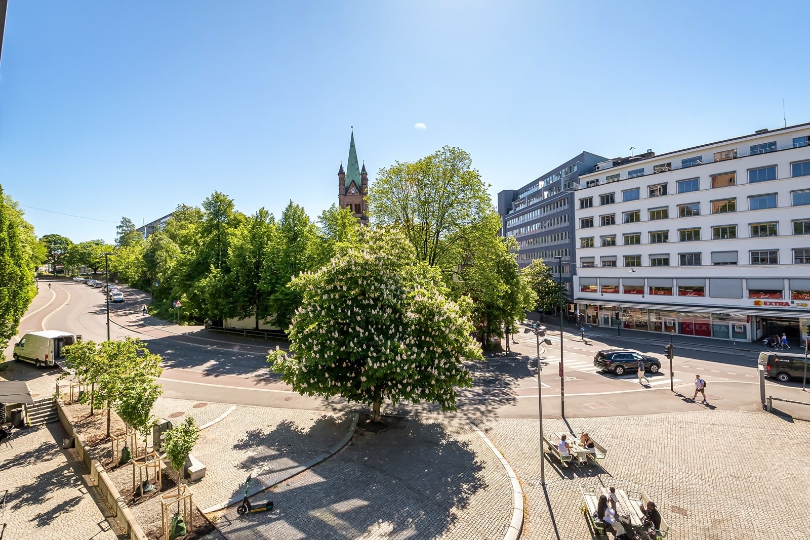 Herlig torg i forkant av bygget gir gode solforhold og luftig følelse Galleribilde