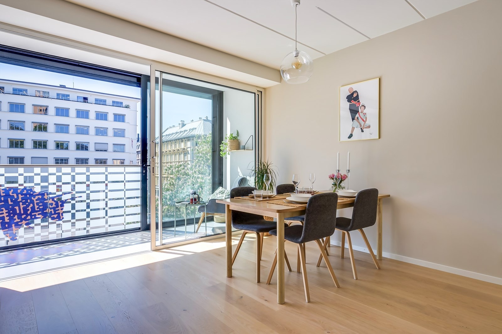 Lys og luftig stue med en herlig romfølelse og atmosfære. Galleribilde