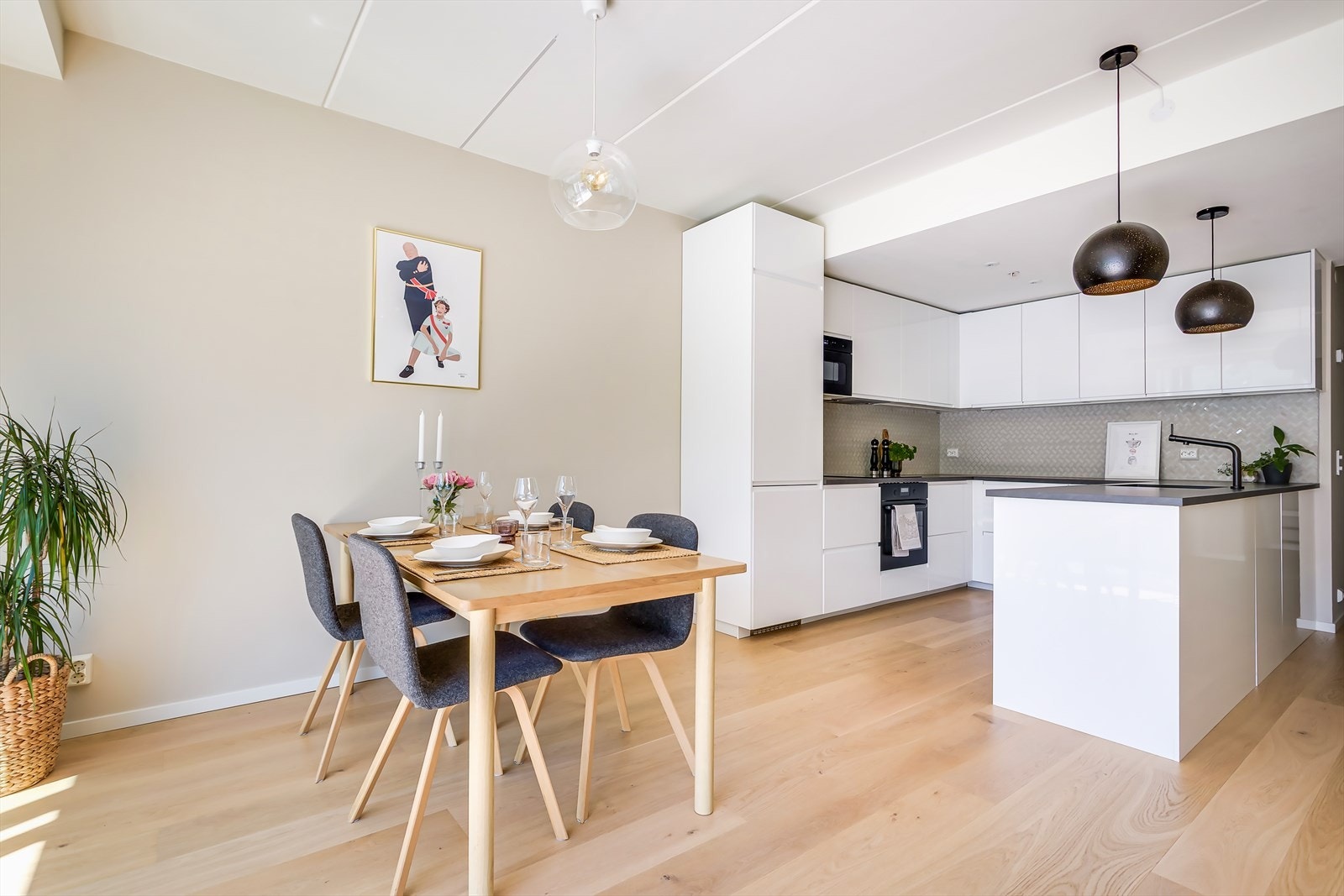 Lekkert kjøkken i åpen, sosial planløsning med stuen Galleribilde