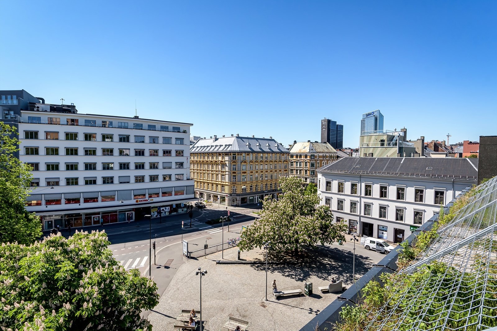 Kort vei til matbutikk, kollektiv transport, kafeer og spisesteder. Galleribilde