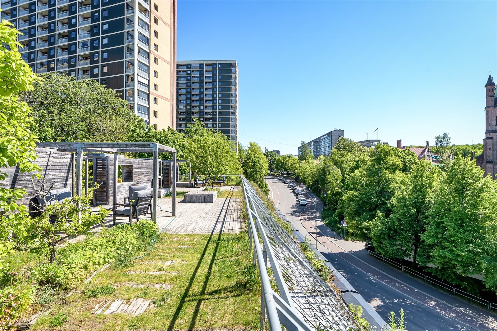 God størrelse med forskjellige sittegrupper, pergola og beplantning. Galleribilde