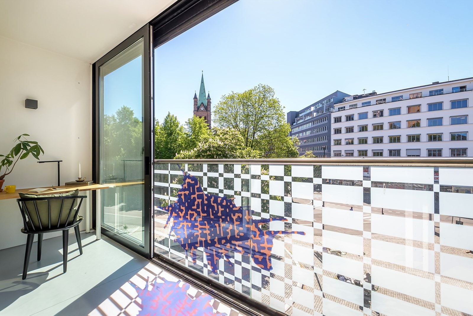 Leiligheten har en innglasset balkong Galleribilde