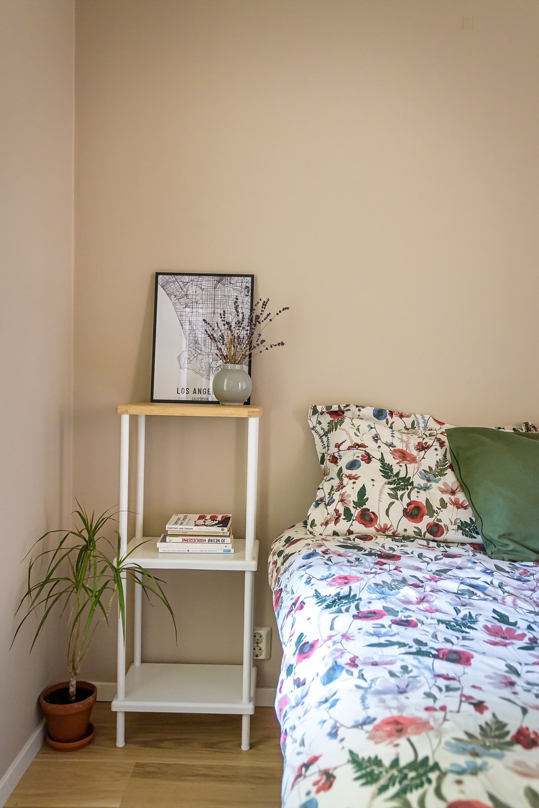 Rolig fargepalett på vegg gir en lun og behagelig atmosfære Galleribilde