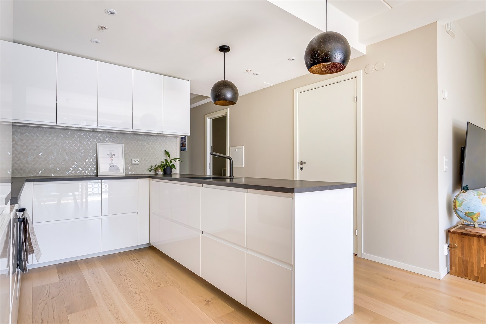 Det er integrerte hvitevarer med kjøleskap, oppvaskmaskin, platetopp og stekeovn. Galleribilde