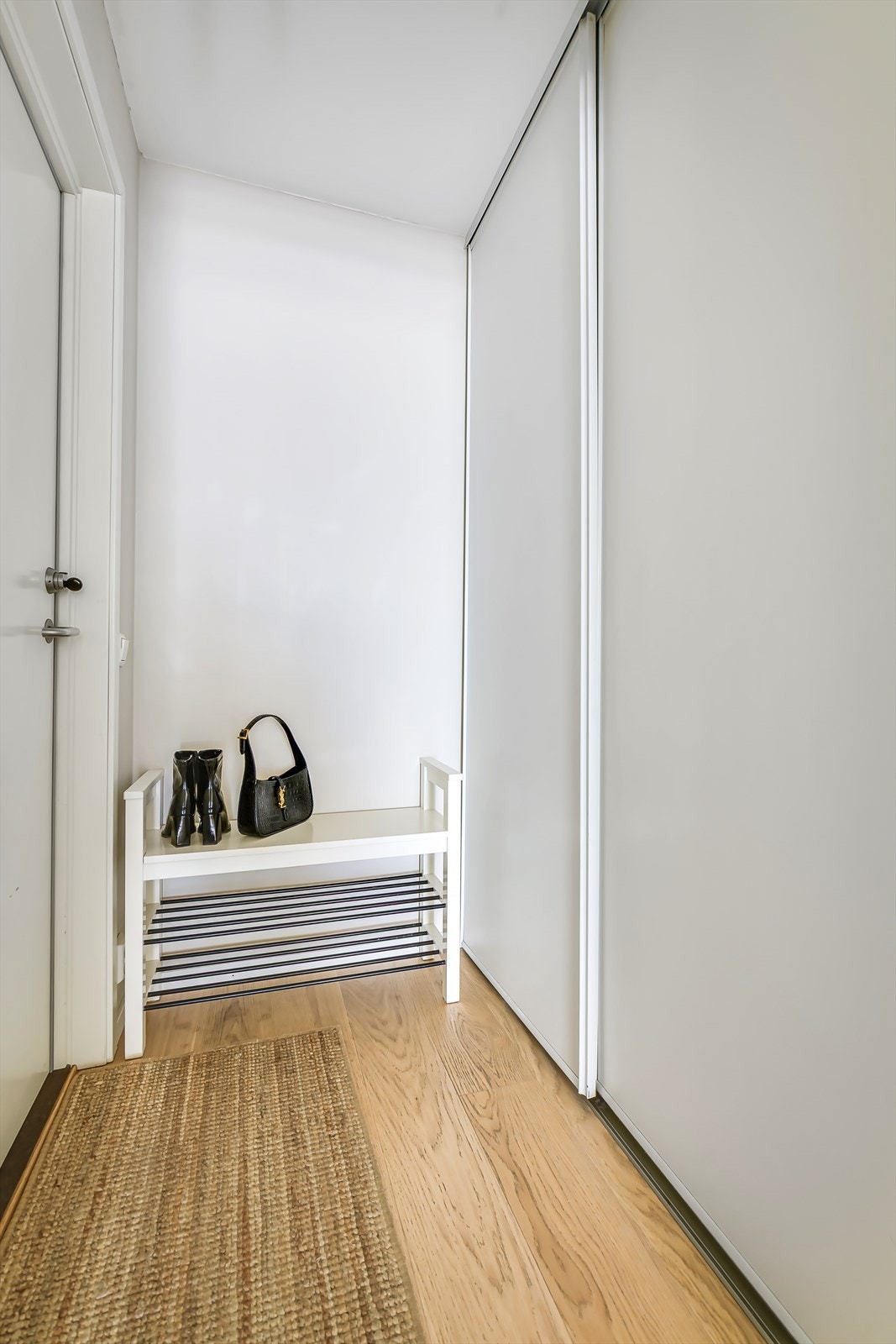 Entréen gir et godt førsteinntrykk og er et fint første møte med denne moderne leiligheten. Her er det plass til jakker og sko i stor skyvedørgarderobe. Galleribilde