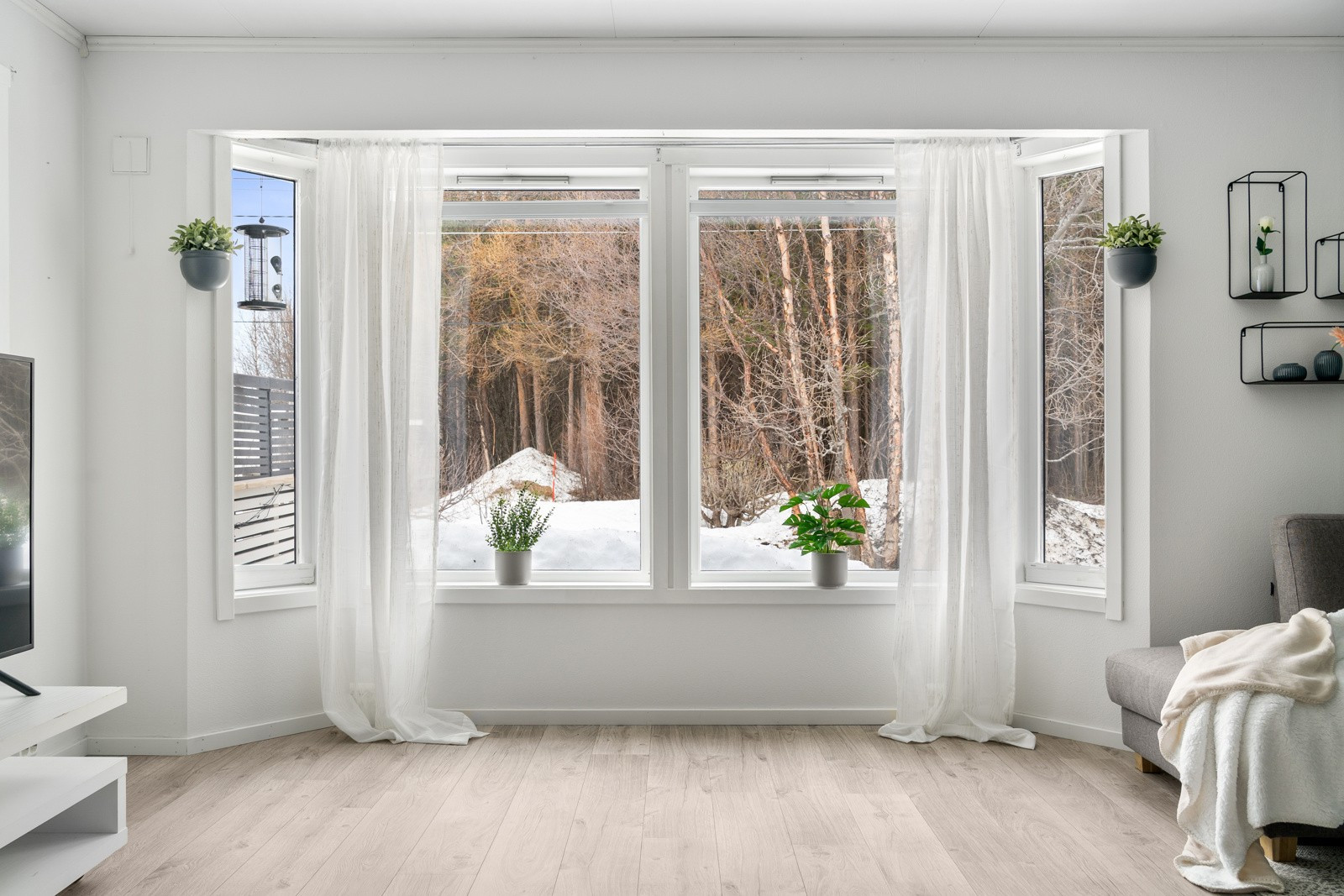 De store vindusflatene slipper inn rikelig med naturlig lys