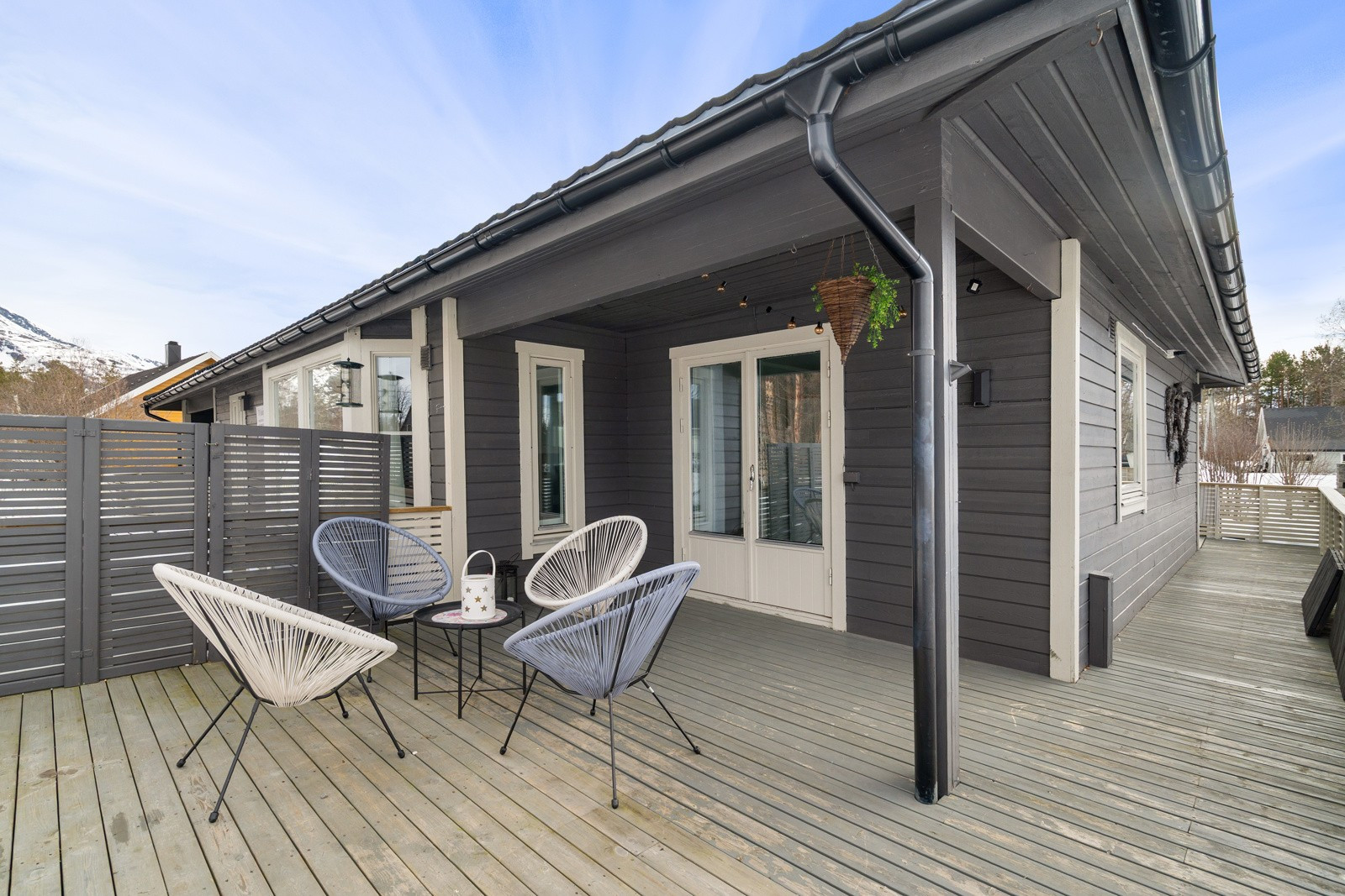 Stor og solrik veranda
