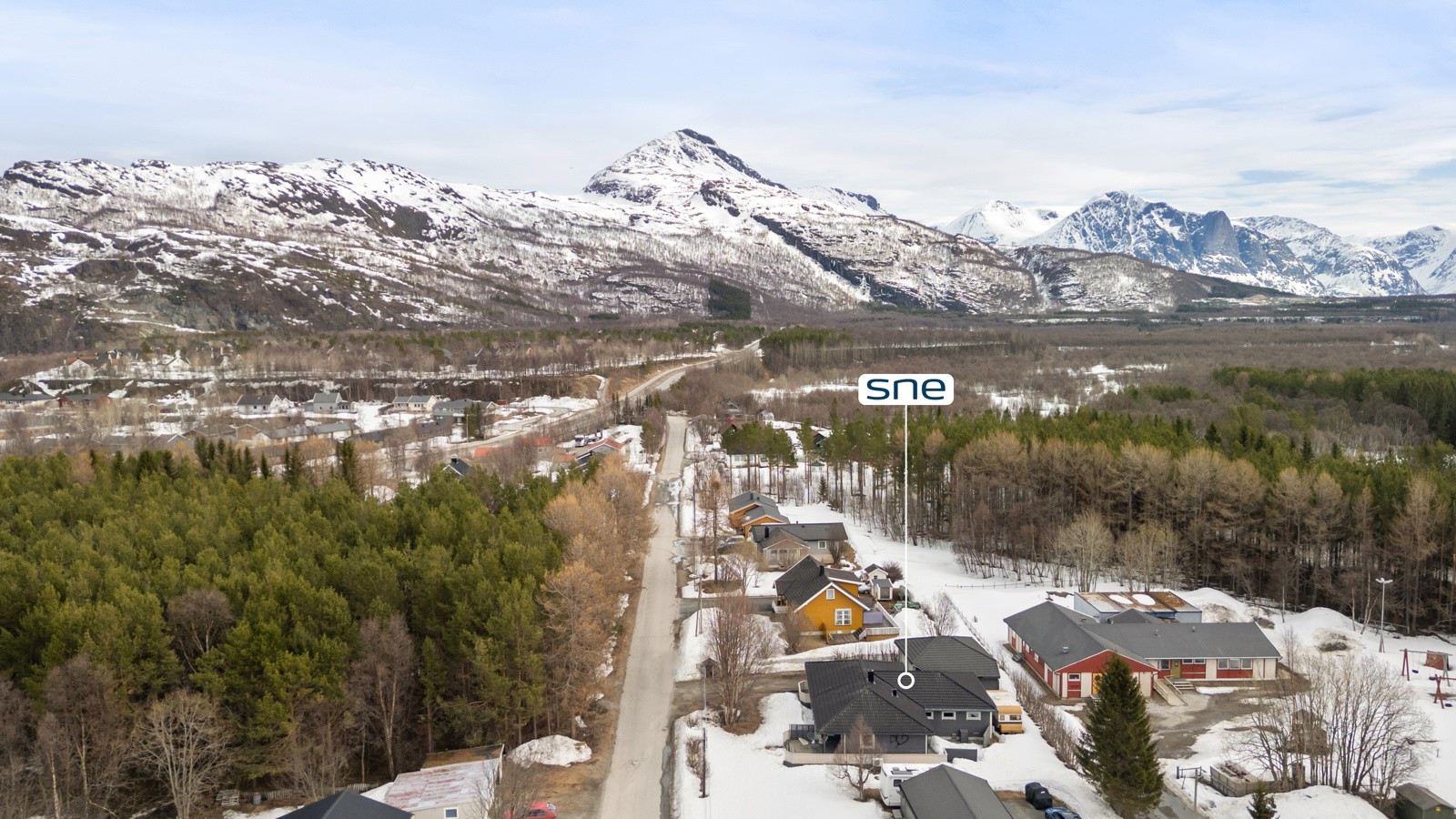 Huset har en meget god beliggenhet nært Storslett sentrum