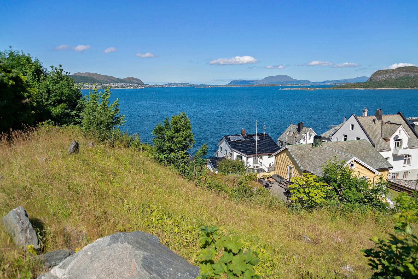 Beliggende i rolig boligområde med byvillaer. Galleribilde