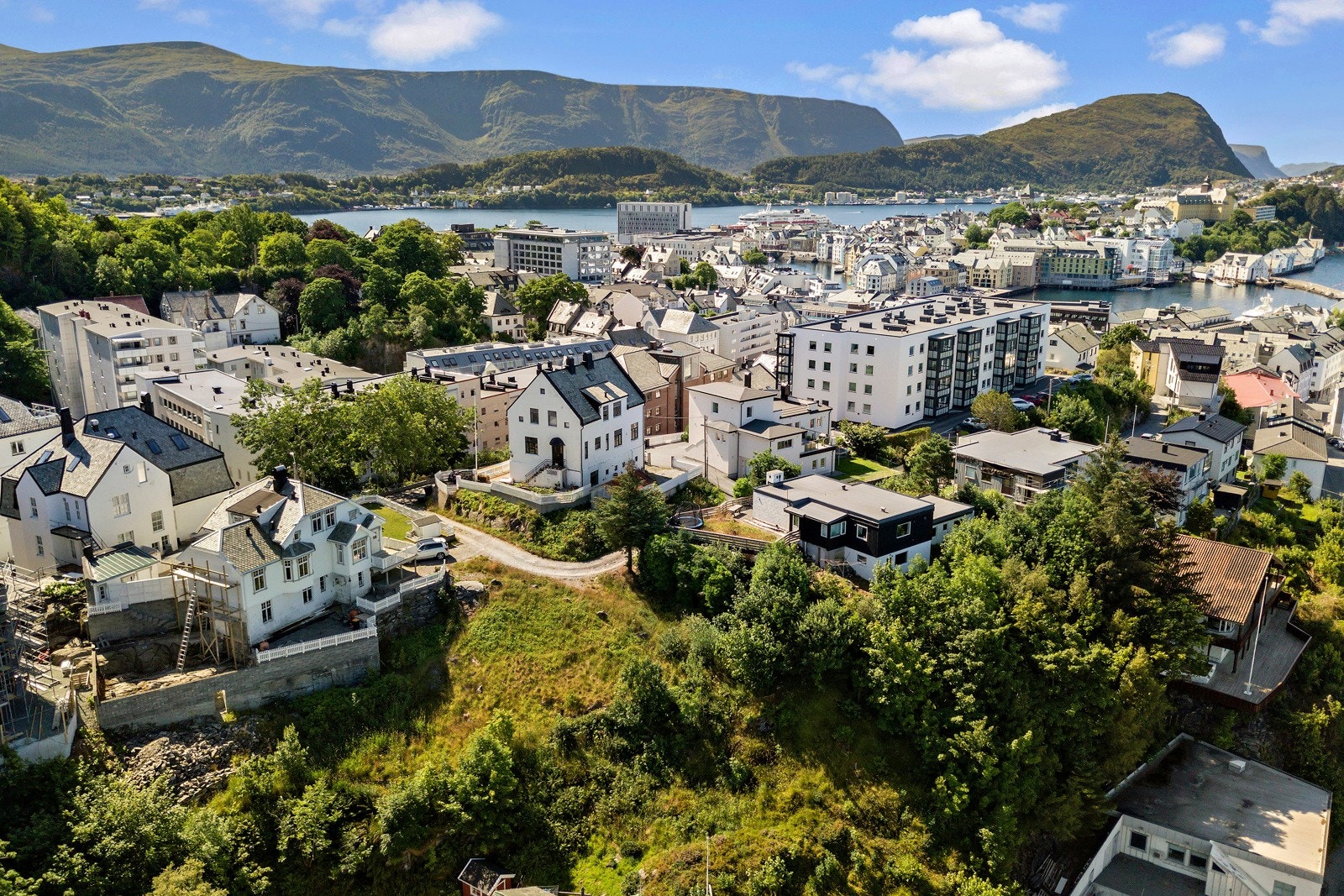 Sentralt til handelssentrum og samtidig tilbaketrukket og fredelig boligområde. Galleribilde