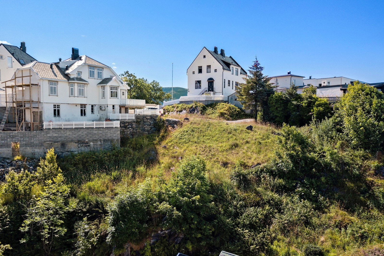 Tomten sett nedenfra. Galleribilde