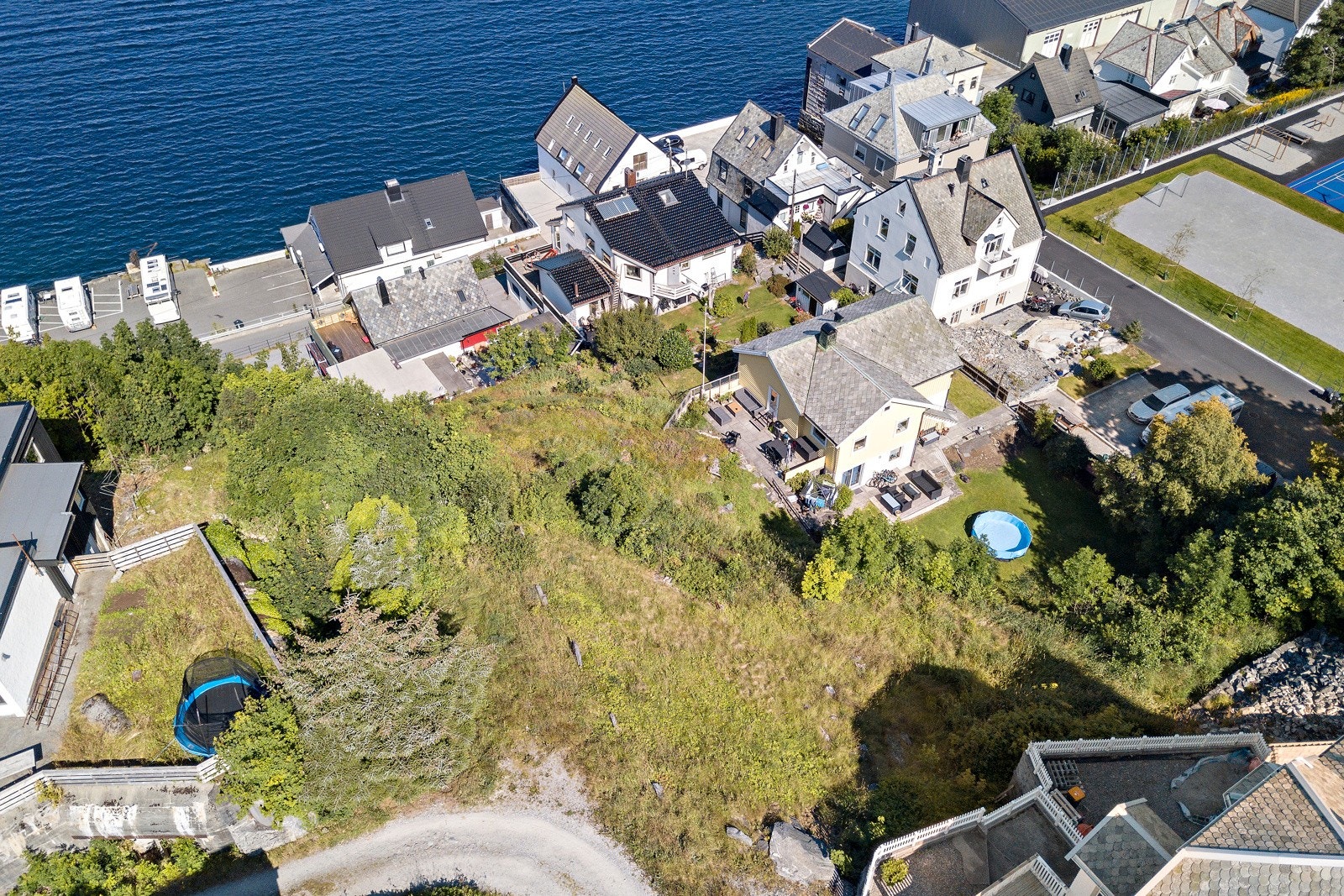 Nærhet til sjø og turområder. Galleribilde