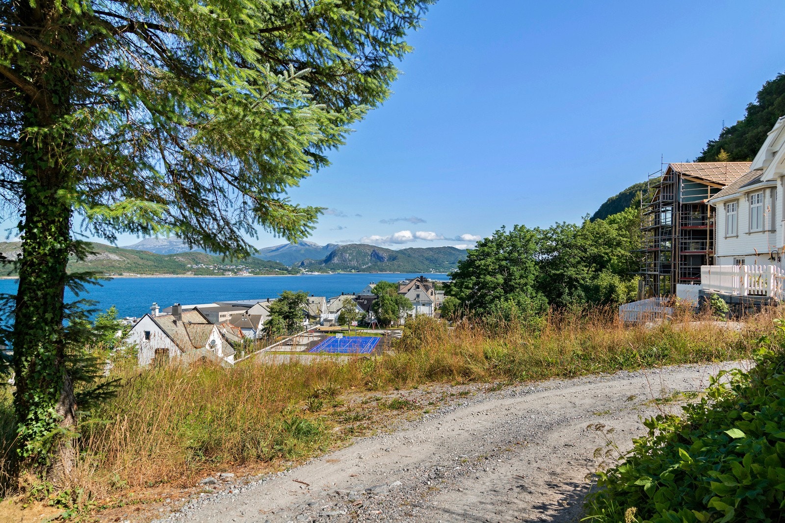 Tilkomstvei som ligger på tomten. Galleribilde