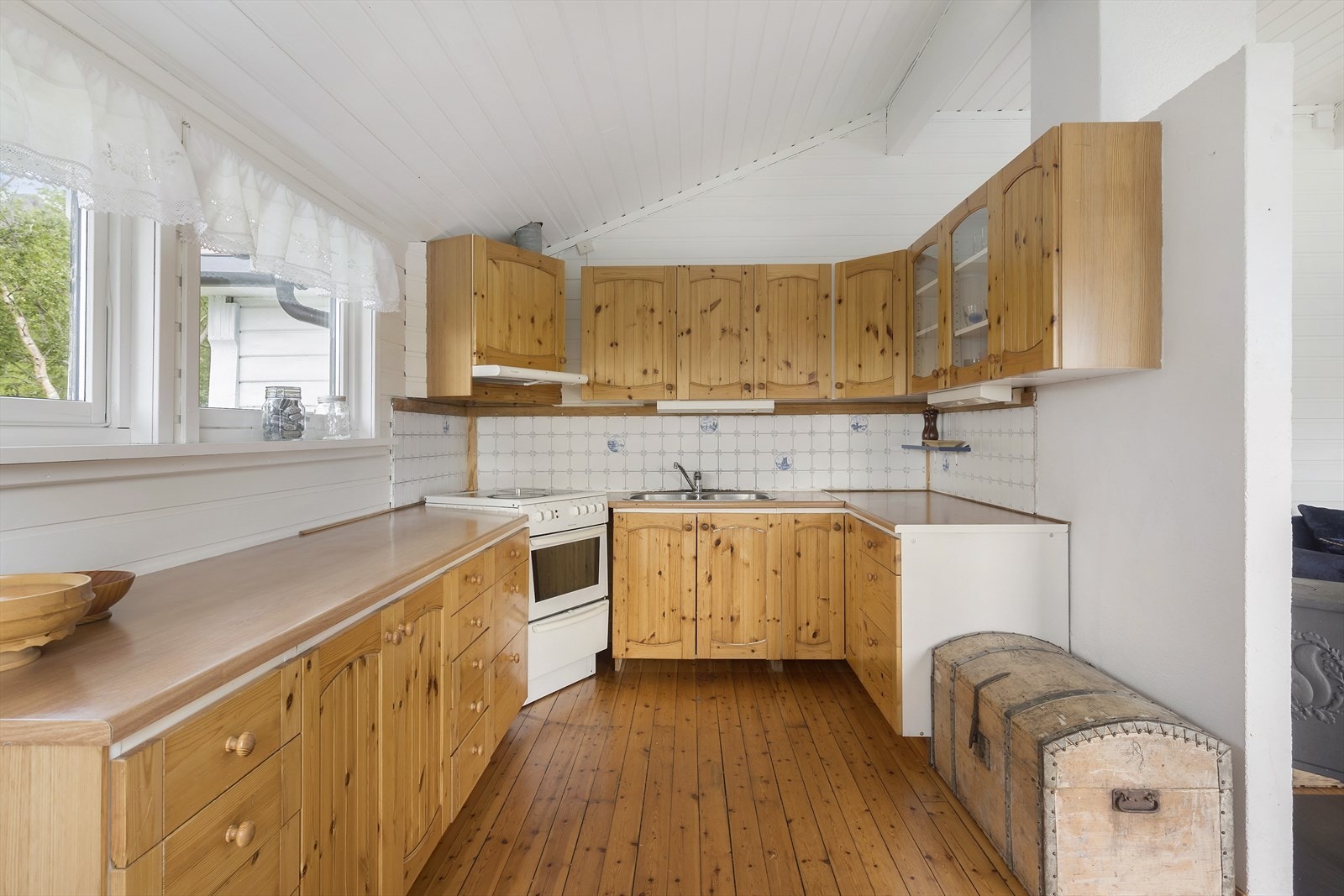 Kjøkkenet er utstyrt med komfyr med platetopp, ideelt for å lage deilige måltider til familie og venner. Galleribilde