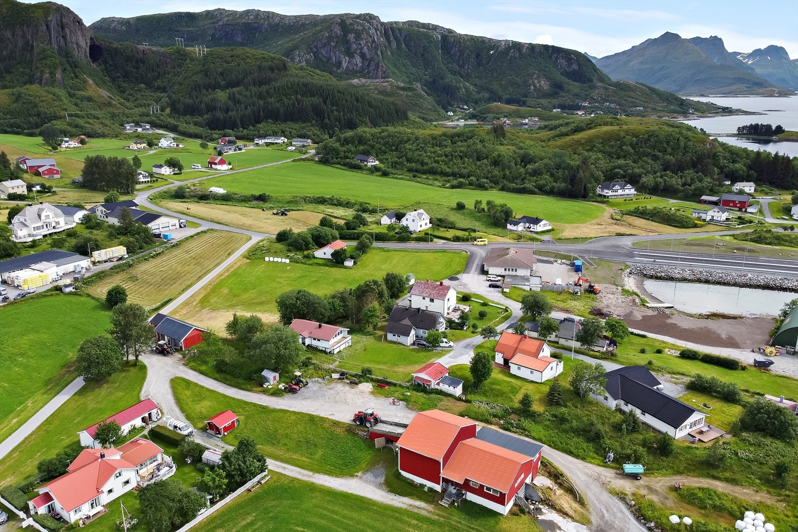 Kort vei til butikk, restaurant Oskarbrygga, hurtigbåt
og ferge Galleribilde