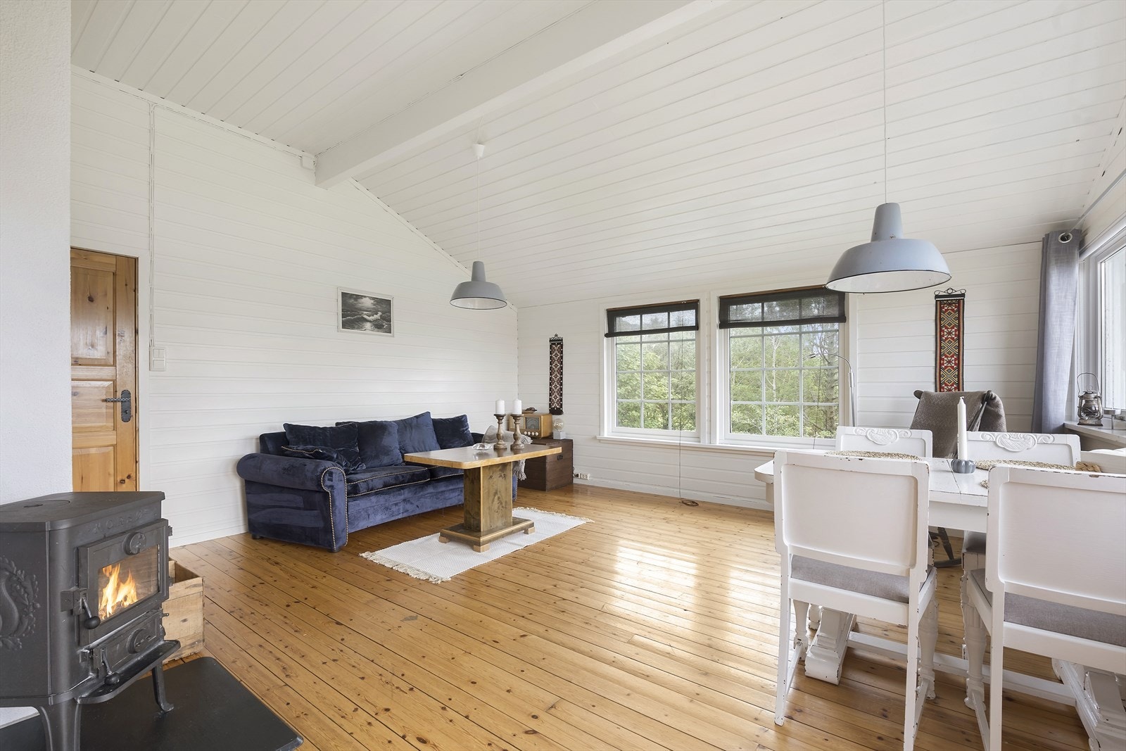 Stuen er husets hjerte, hvor en vedovn gir både varme og stemning på kalde vinterdager. Galleribilde