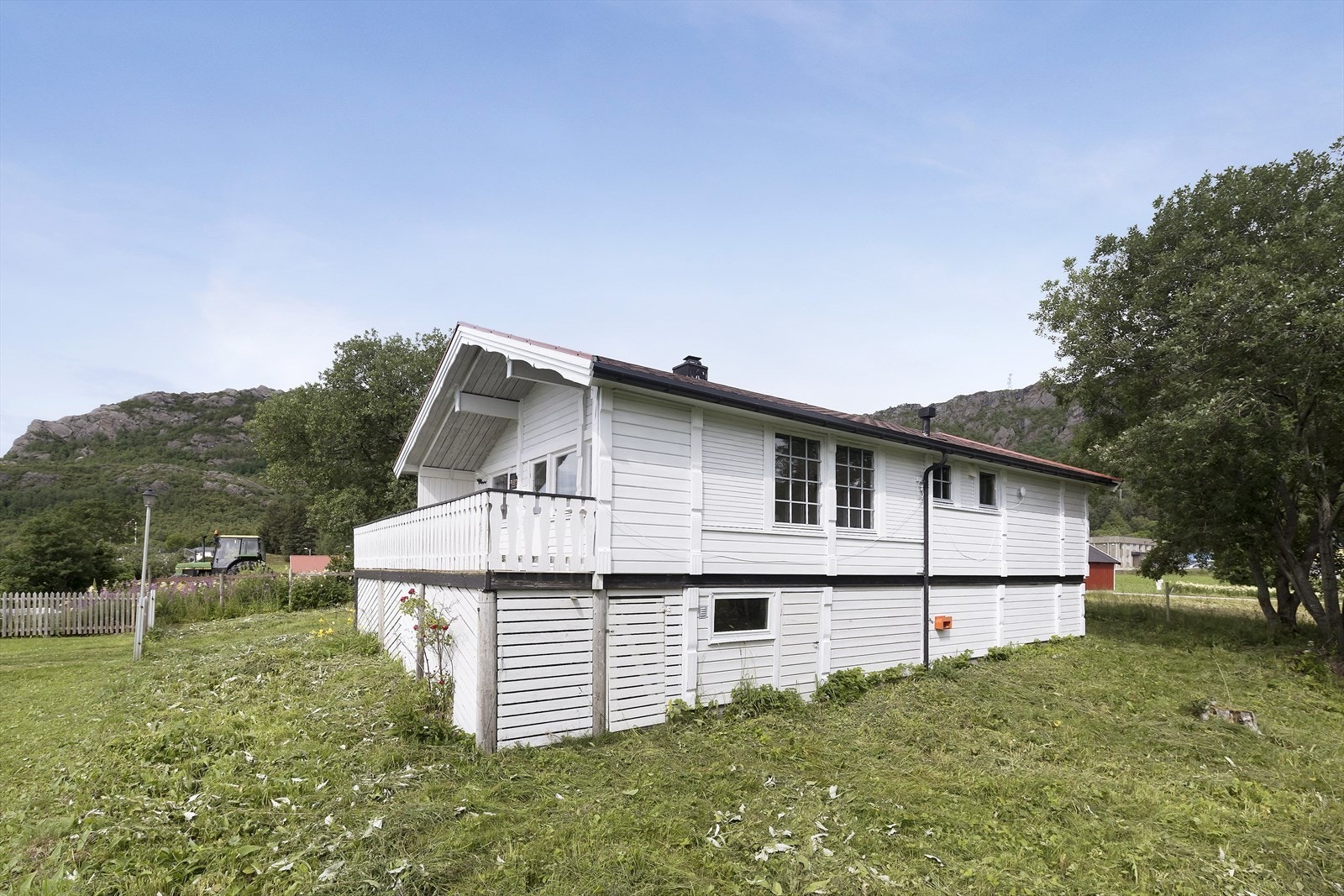 Velkommen til Sjyskjærveien 9! Denne boligen, en klassisk Saltdalshytte fra 1992, tilbyr en historie rik på både sjarm og funksjonalitet Galleribilde