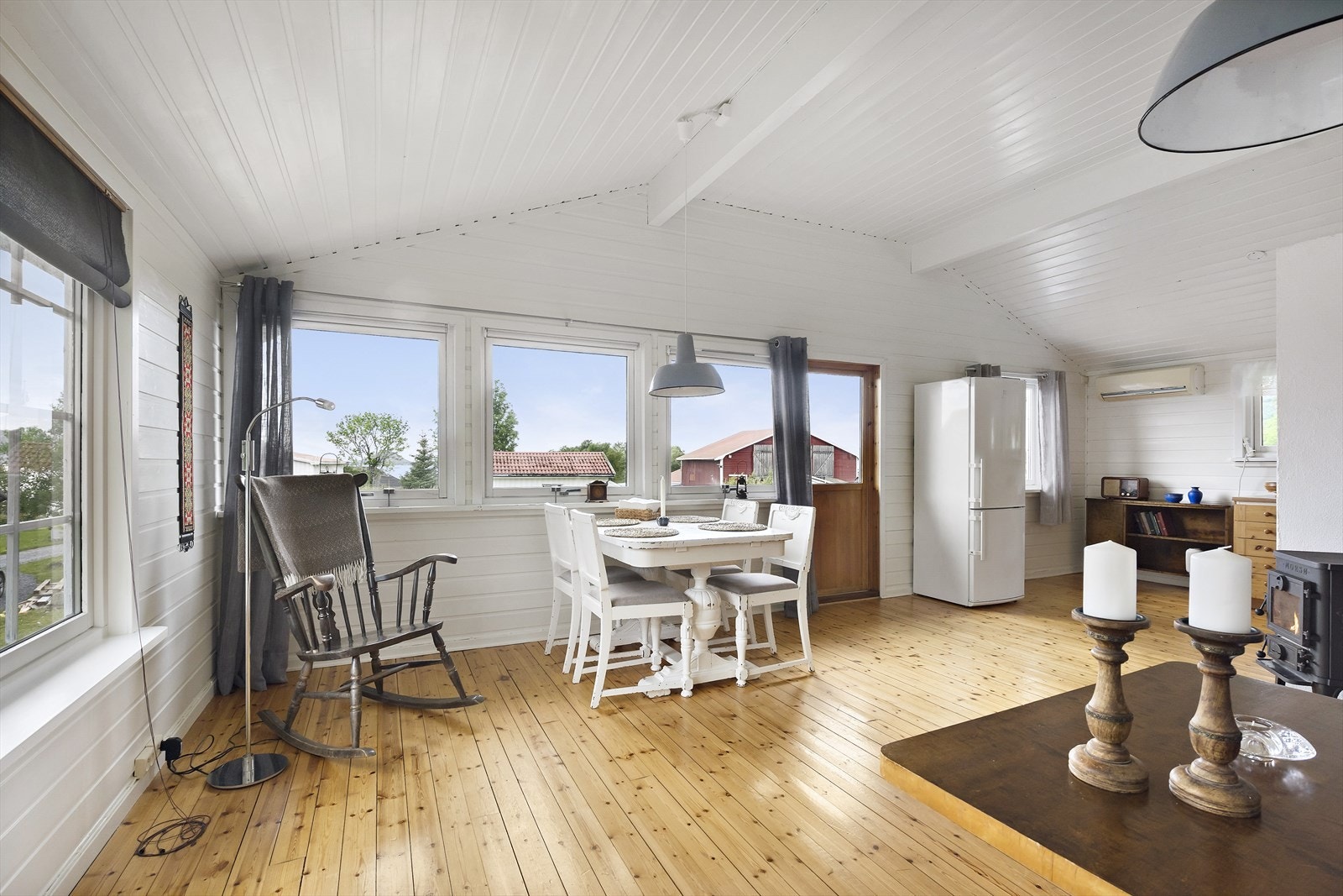 Spisestue mot kjøkken. Galleribilde