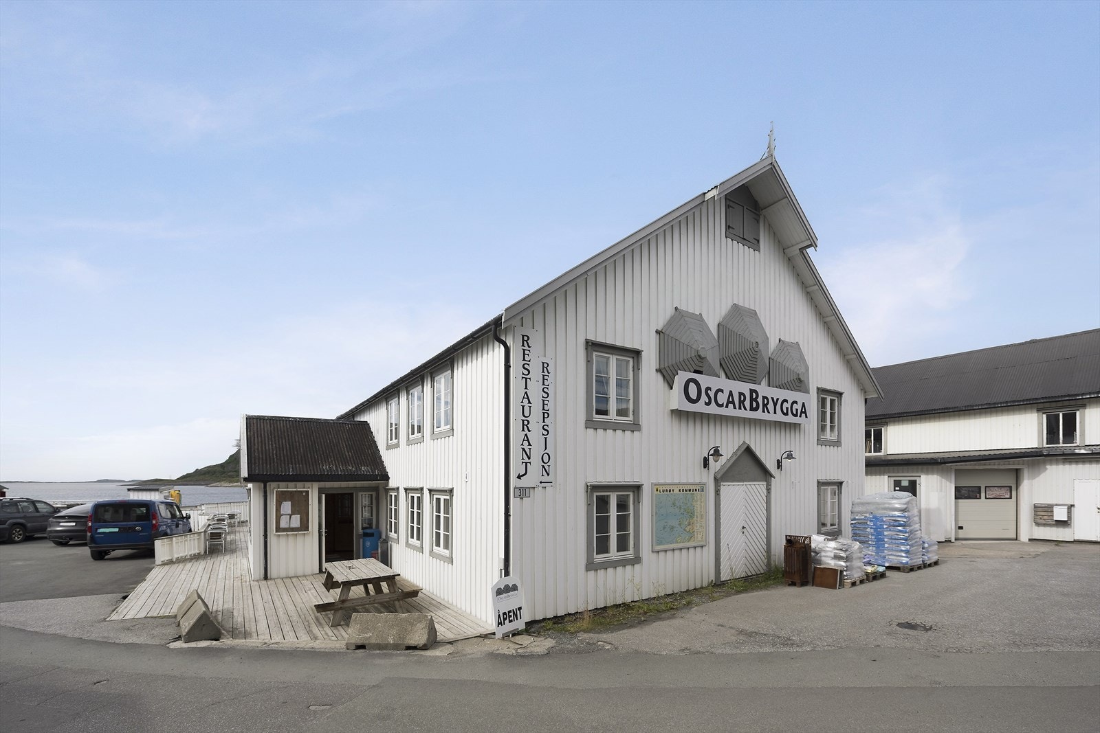 På Tonnes finner du Joker dagligvarebutikk, Oskarbrygga spisested med drivstoffpumpe for både båt-og bil samt
hurtigbåt-og fergeforbindelse. Galleribilde