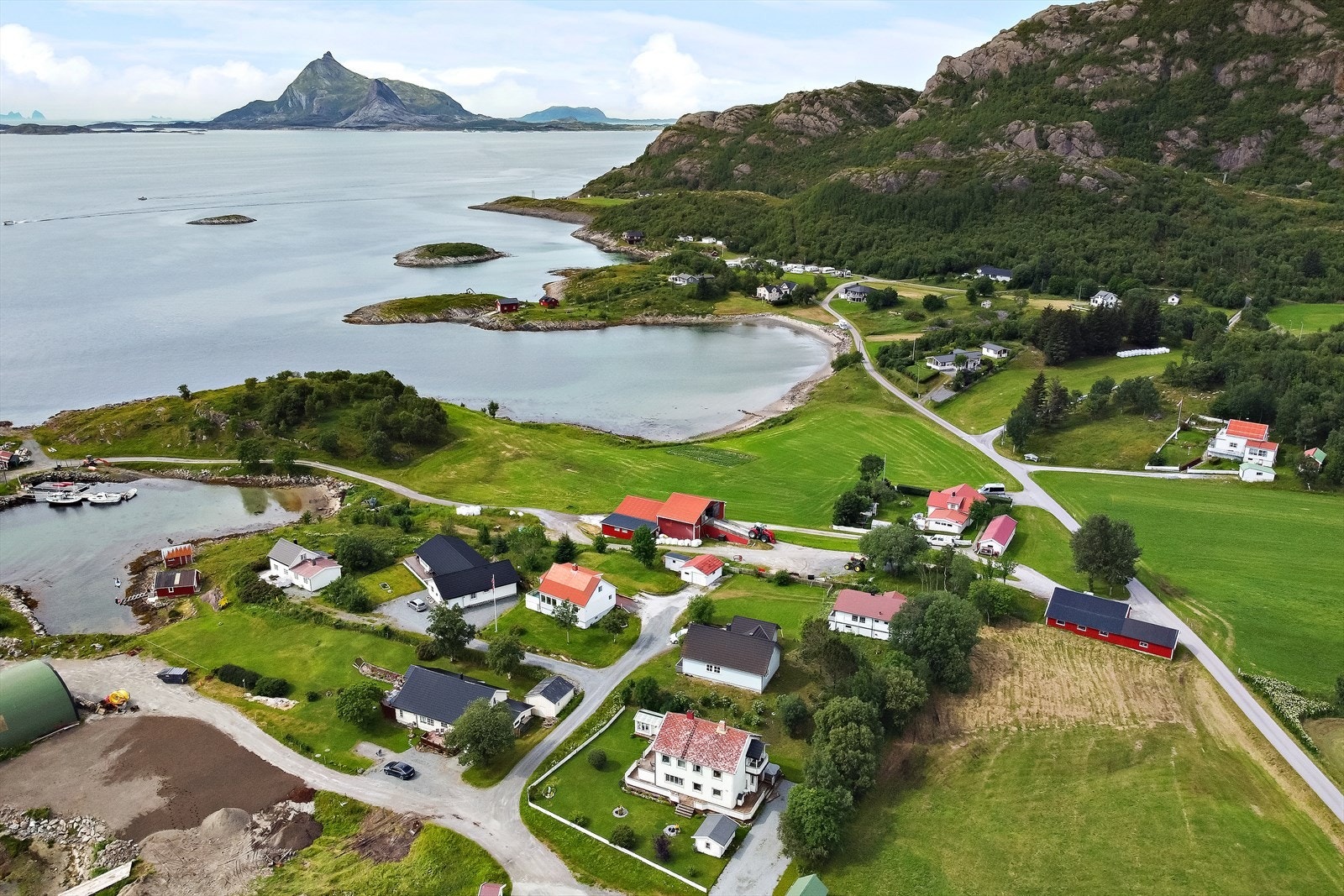 Tonnes ligger på fastlandet, sentralt til øyriket. Herfra går det både hurtigbåt og ferge. Bussforbindelse til Mo. Galleribilde