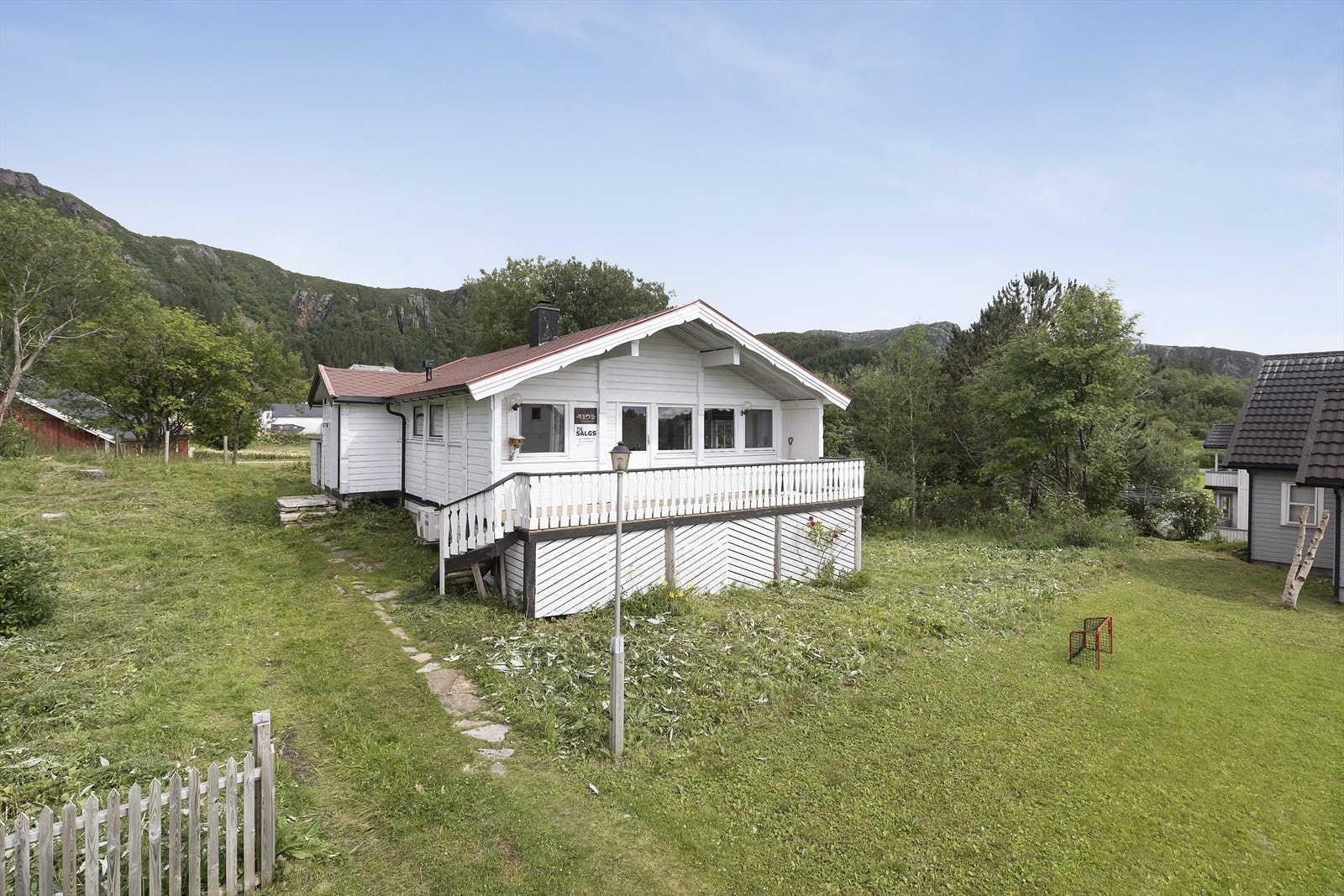 Meget attraktivt og vakkert område med hundrevis av holmer,
fiskevær og øyer som kan nås via sjøveien. Tonnes ligger 10,5 mil vest for Mo i Rana. Galleribilde