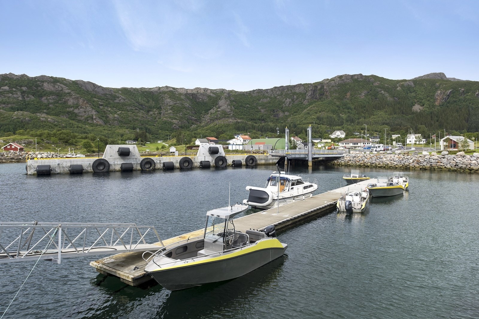Den nye fergekaia på Tonnes. Det betjener Lurøybassenget og deler av Rødøy. Galleribilde