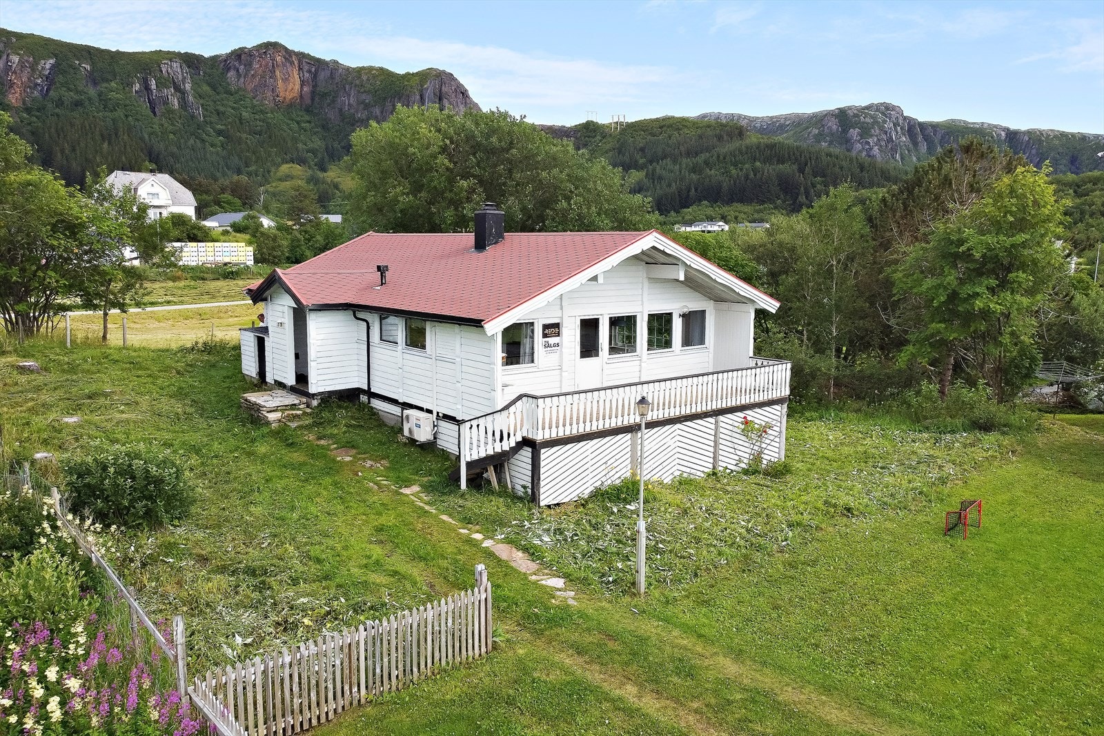 Velkommen til Sjyskjærveien 9! Tonnes. Lun og koselig bolig benyttet som fritidseiendom. Med hems. lagringsmuligheter i kjeller. Galleribilde