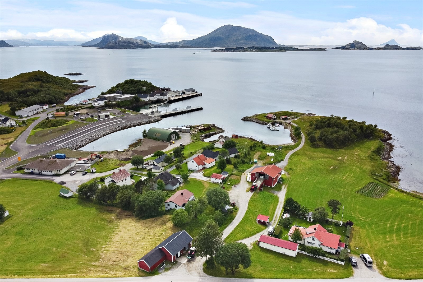 Eiendommen ligger flott til på Tonnes med fine
utsynsforhold sørvestover Galleribilde