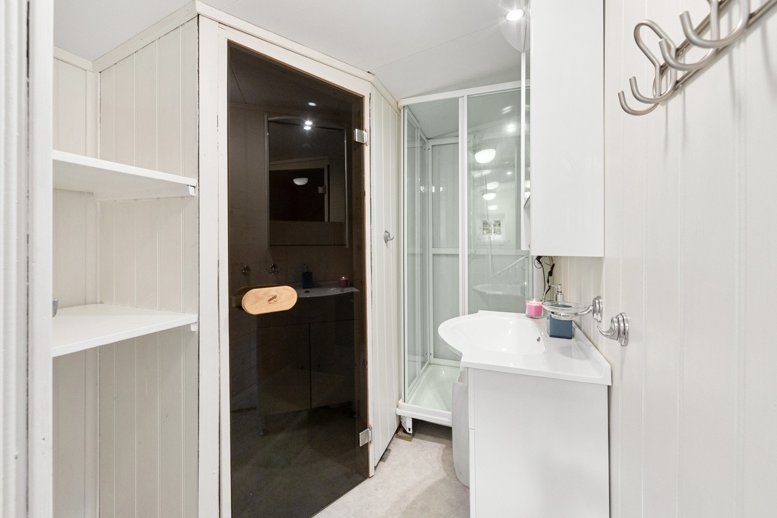 Hyttebad som ble revet i 2008 og ny bade-del ble satt opp. Rommet inneholder servant, dusj og badstue. Galleribilde