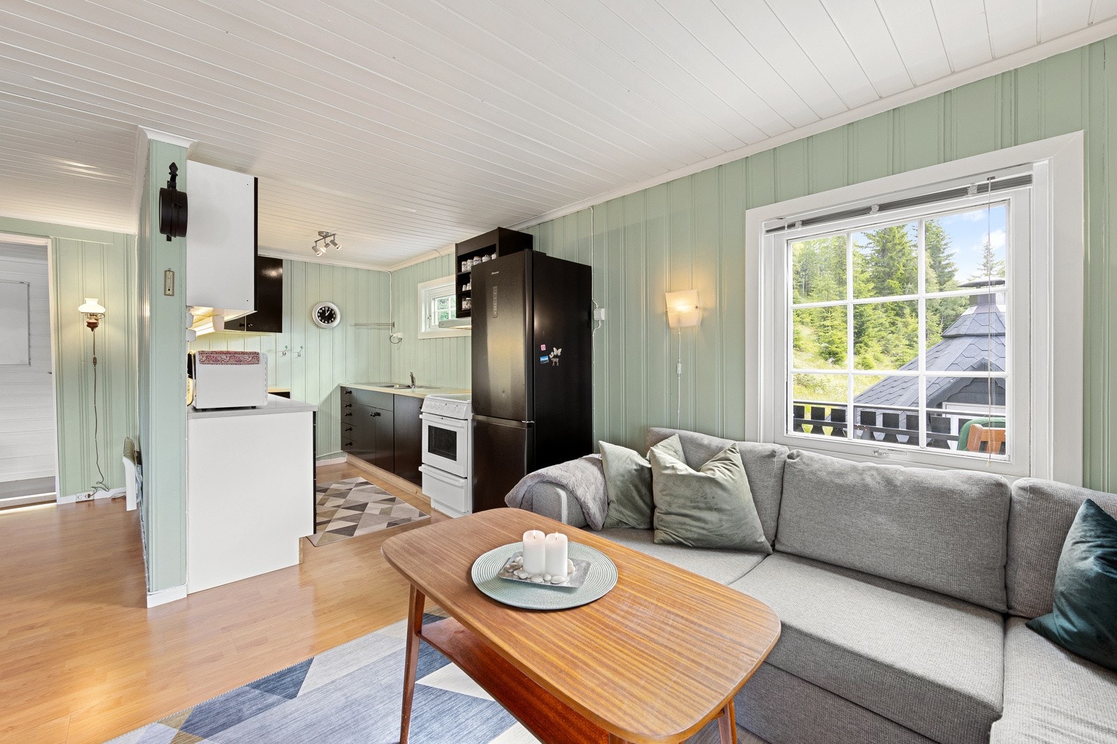 Flott kjøkken med innredning med malte glatte fronter. Galleribilde