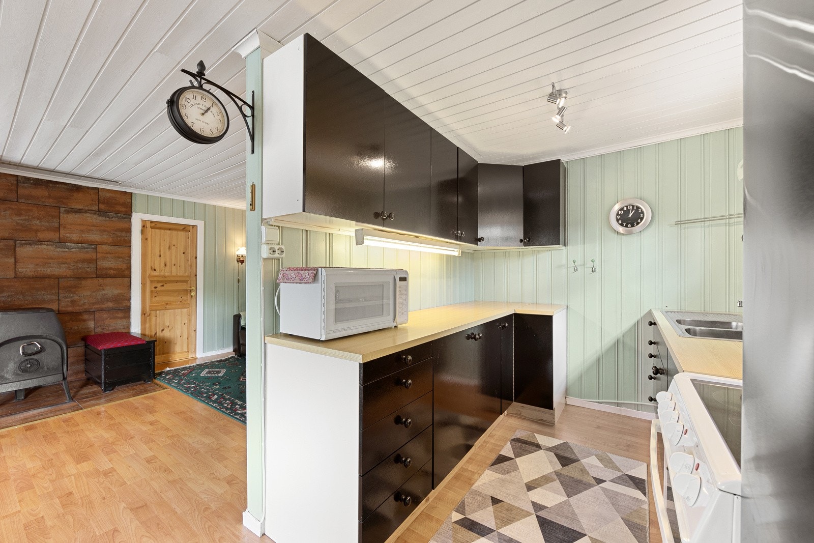 Benkeplaten er av laminat med 4,7 m benkeplass, oppvaskkum i stål. Det er kjøl/fryseskap og komfyr. Galleribilde