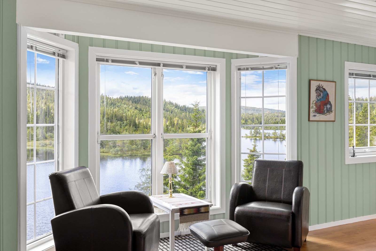 Godt med naturlig lys og fantastisk utsikt til nærmeste vann. Galleribilde