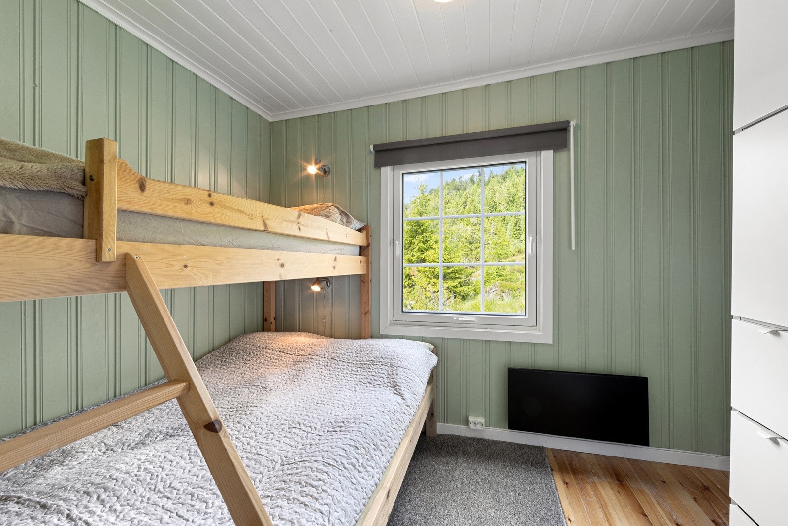 Rommene er av god størrelse og kan enkelt møbleres med dobbeltseng og kommode. Galleribilde